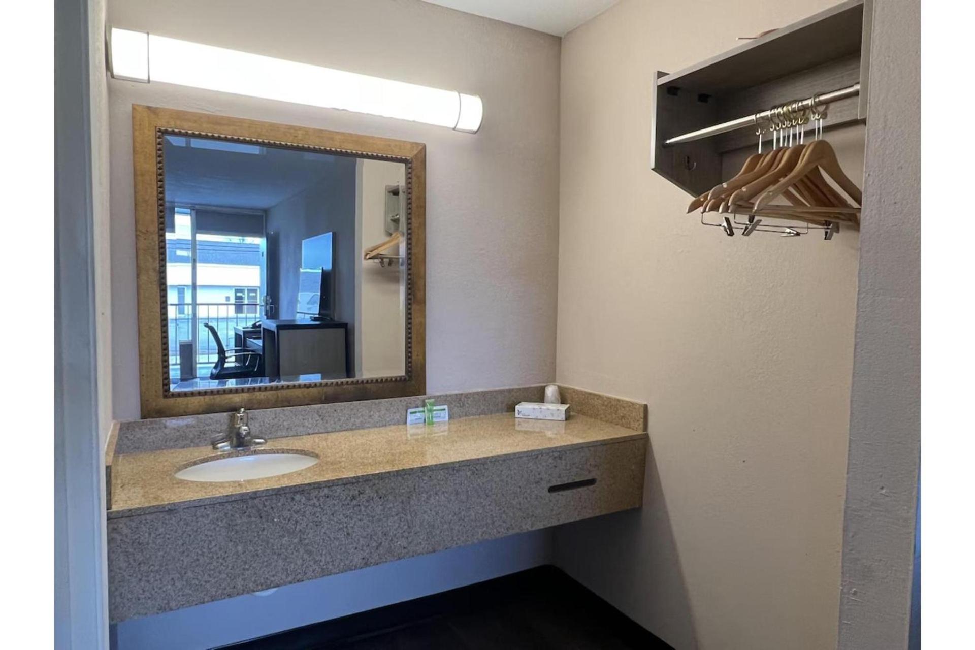 Western Motel By OYO Hattiesburg photo 14