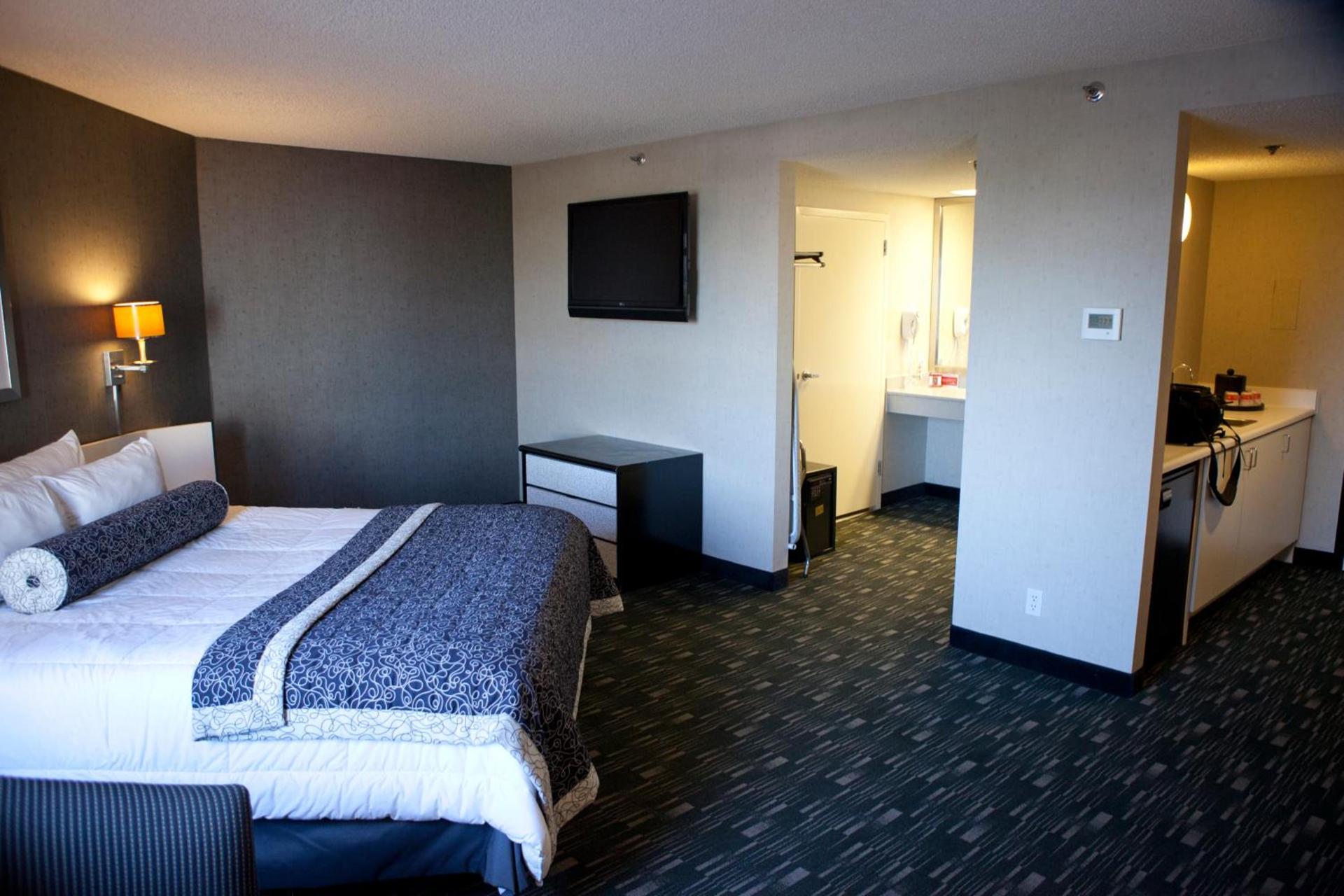 Ramada Plaza by Wyndham West Hollywood Hotel & Suites photo 22