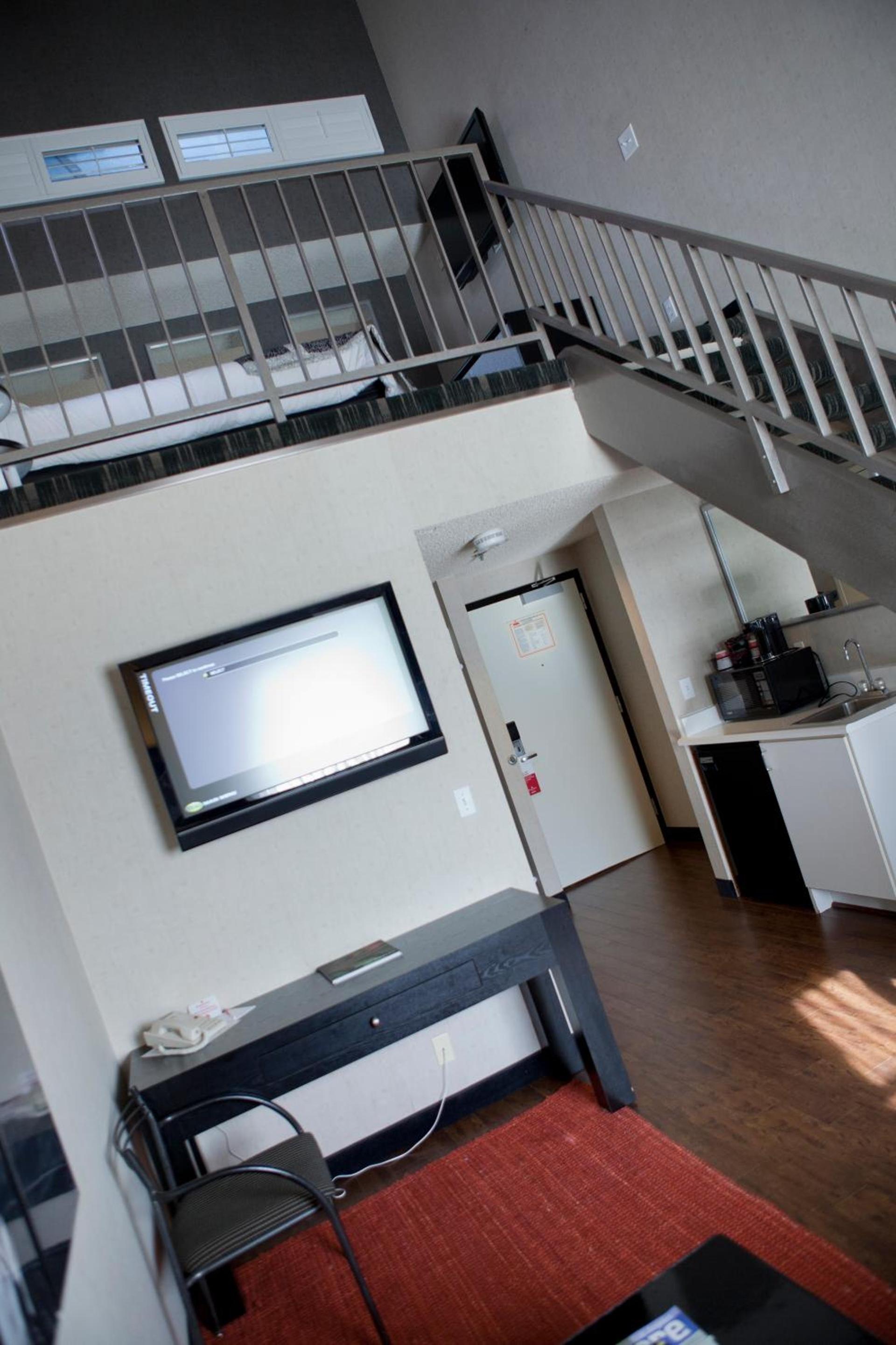 Ramada Plaza by Wyndham West Hollywood Hotel & Suites photo 21