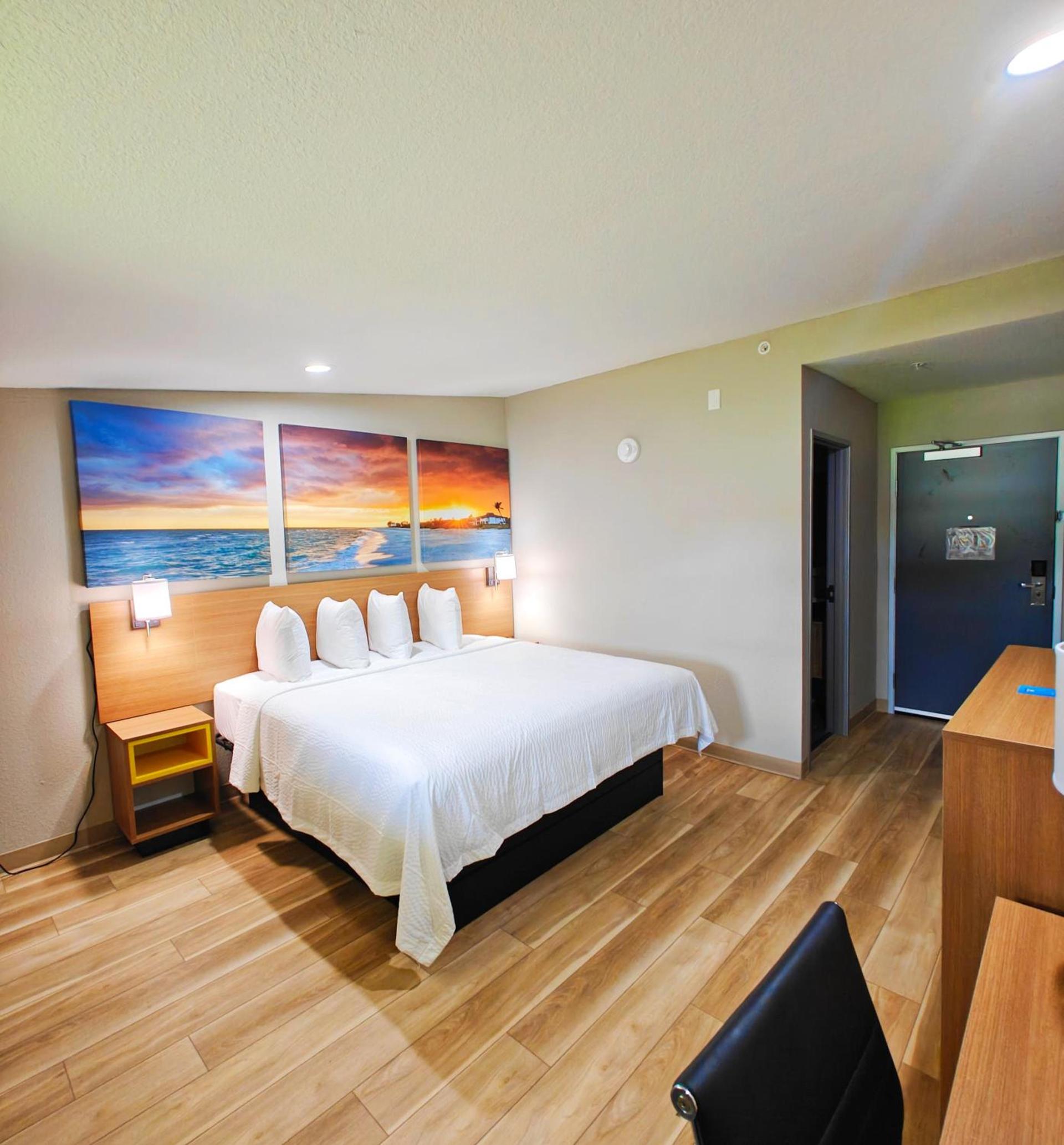 Days Inn by Wyndham Ocala North photo 2