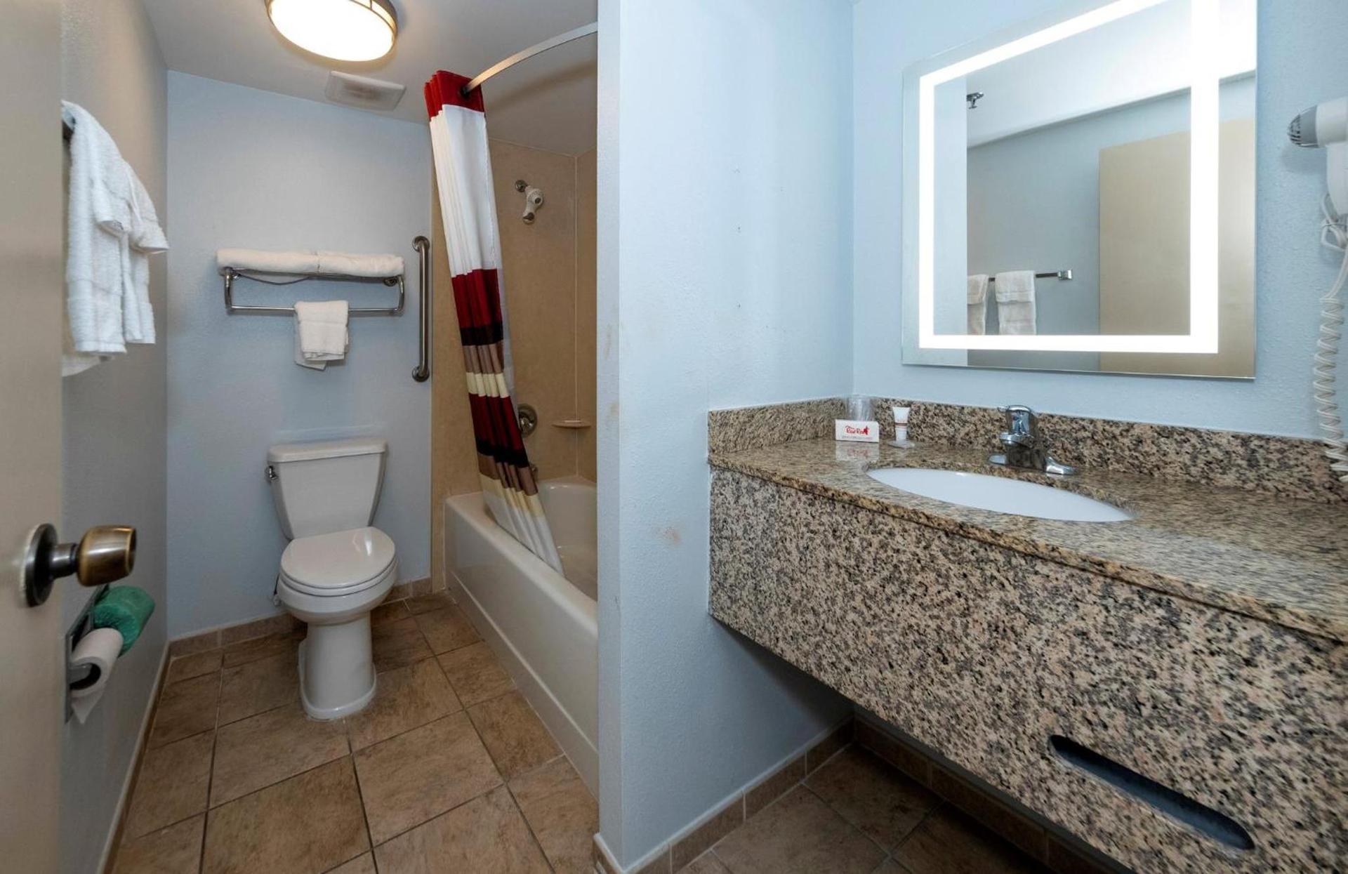 Red Roof Inn & Suites Wilmington – New Castle photo 26