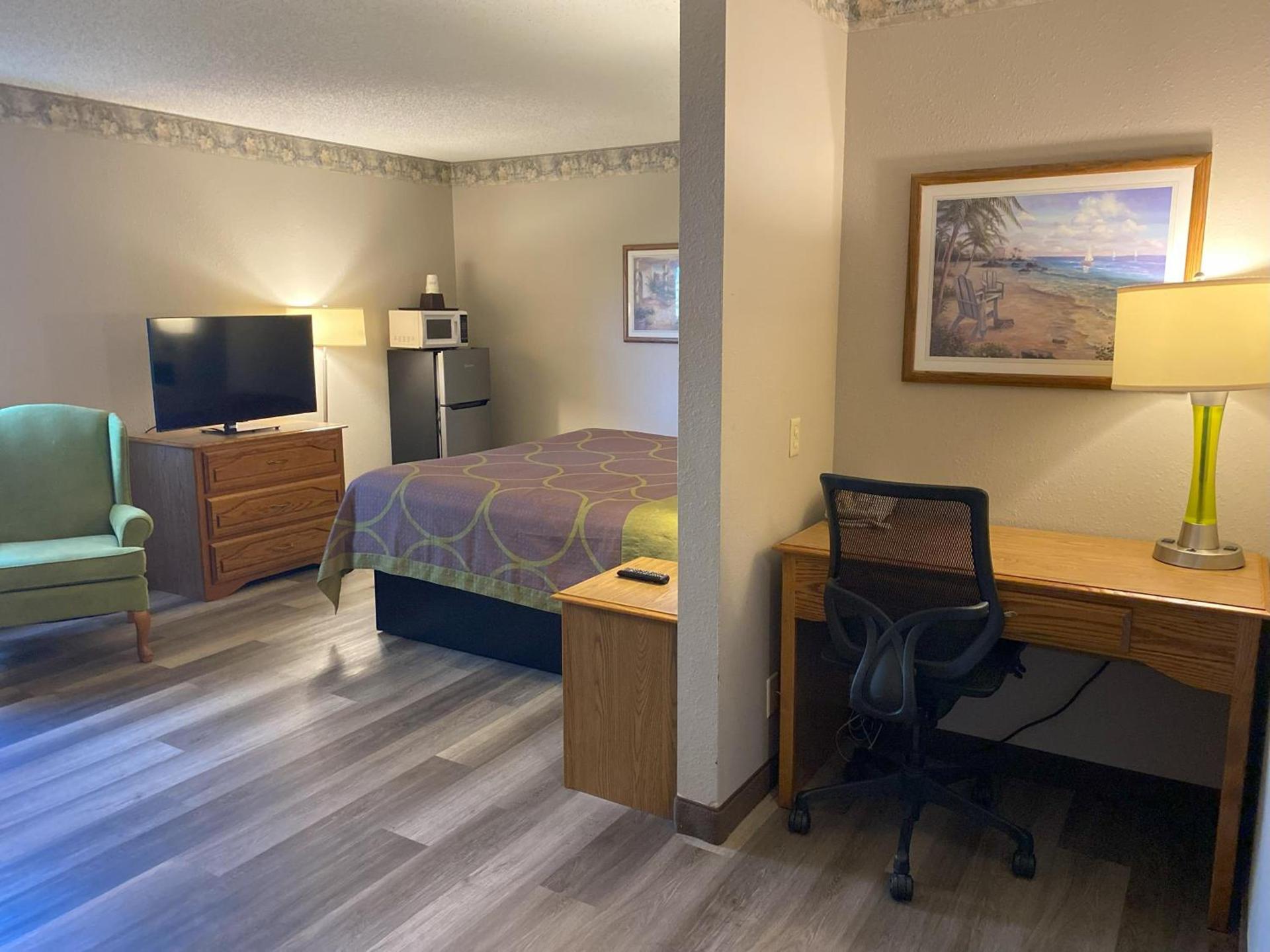 Super 8 by Wyndham Green Bay Near Stadium photo 29