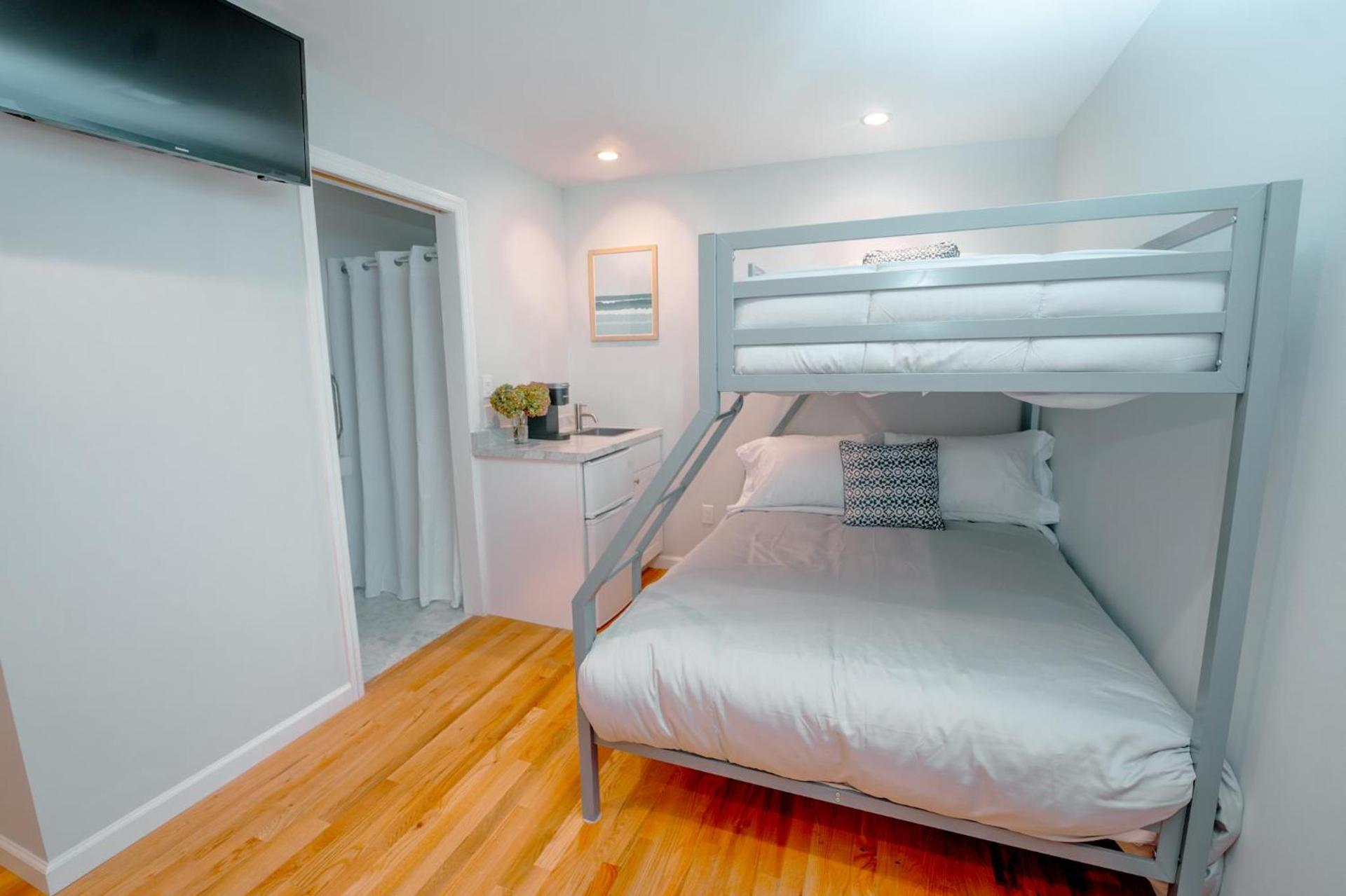 Hampton Bays Hotel On Main photo 9