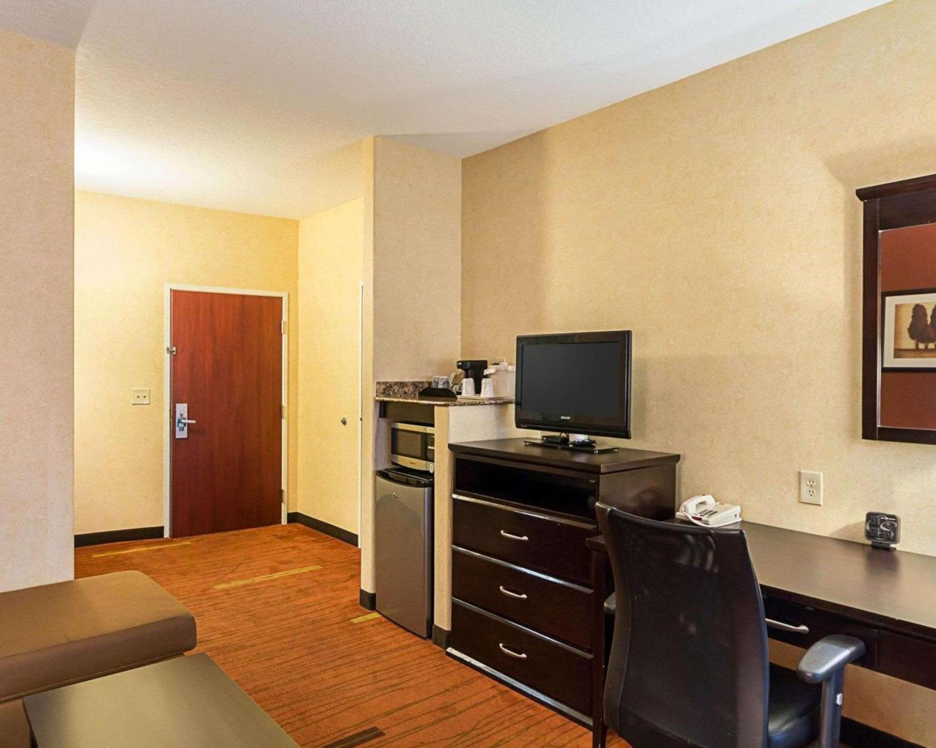 Comfort Suites Airport photo 5