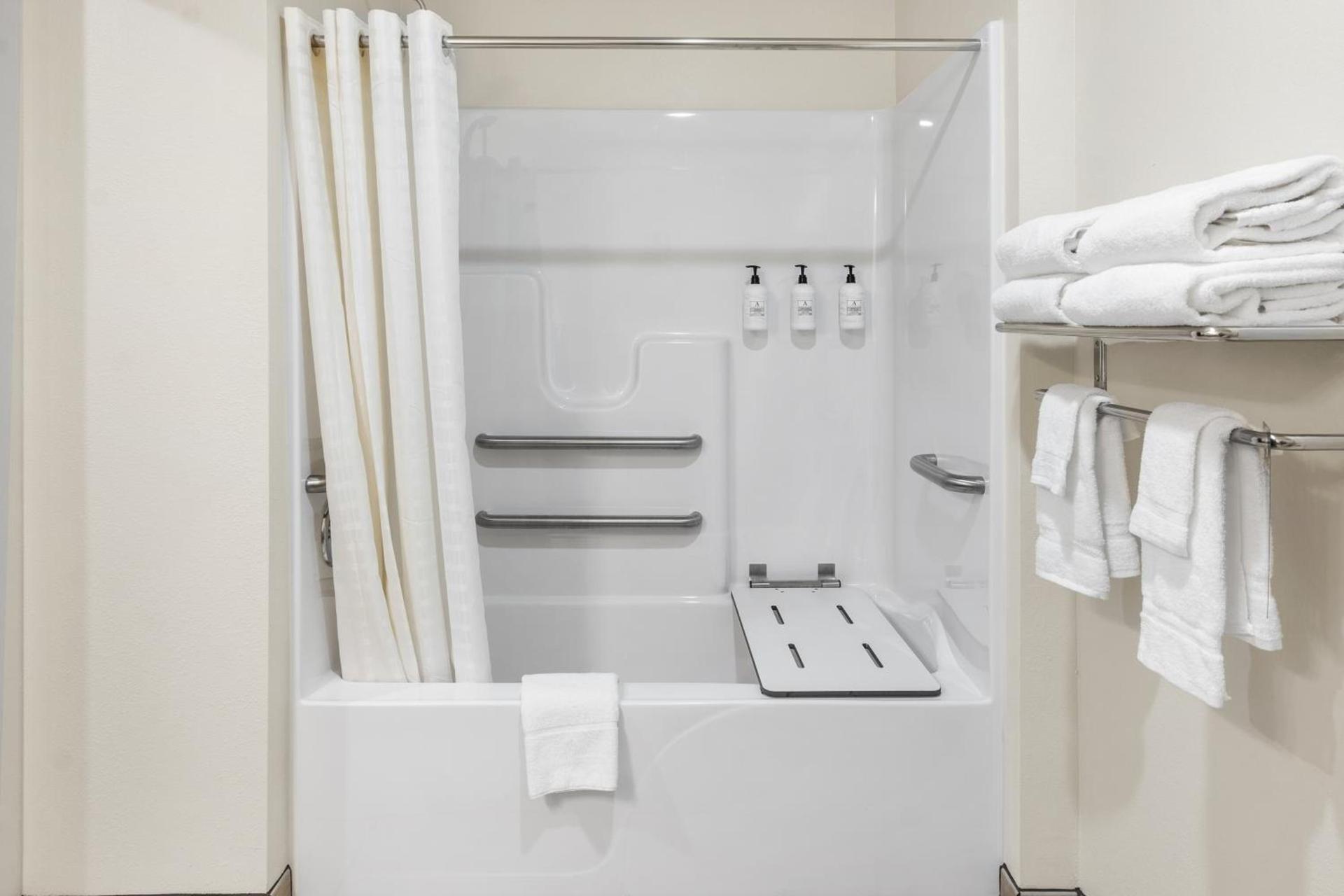 Cobblestone Hotel & Suites Denmark - Green Bay photo 3