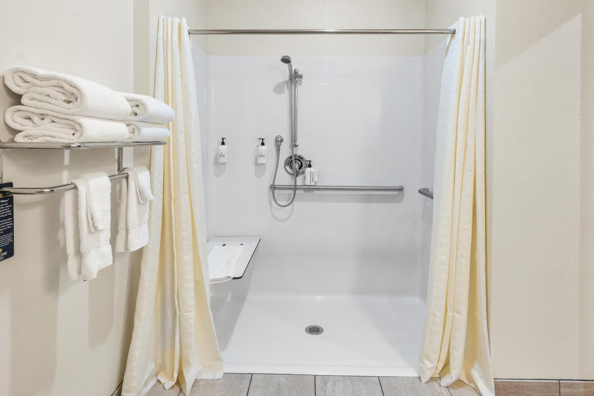 Cobblestone Hotel & Suites Denmark - Green Bay photo 6
