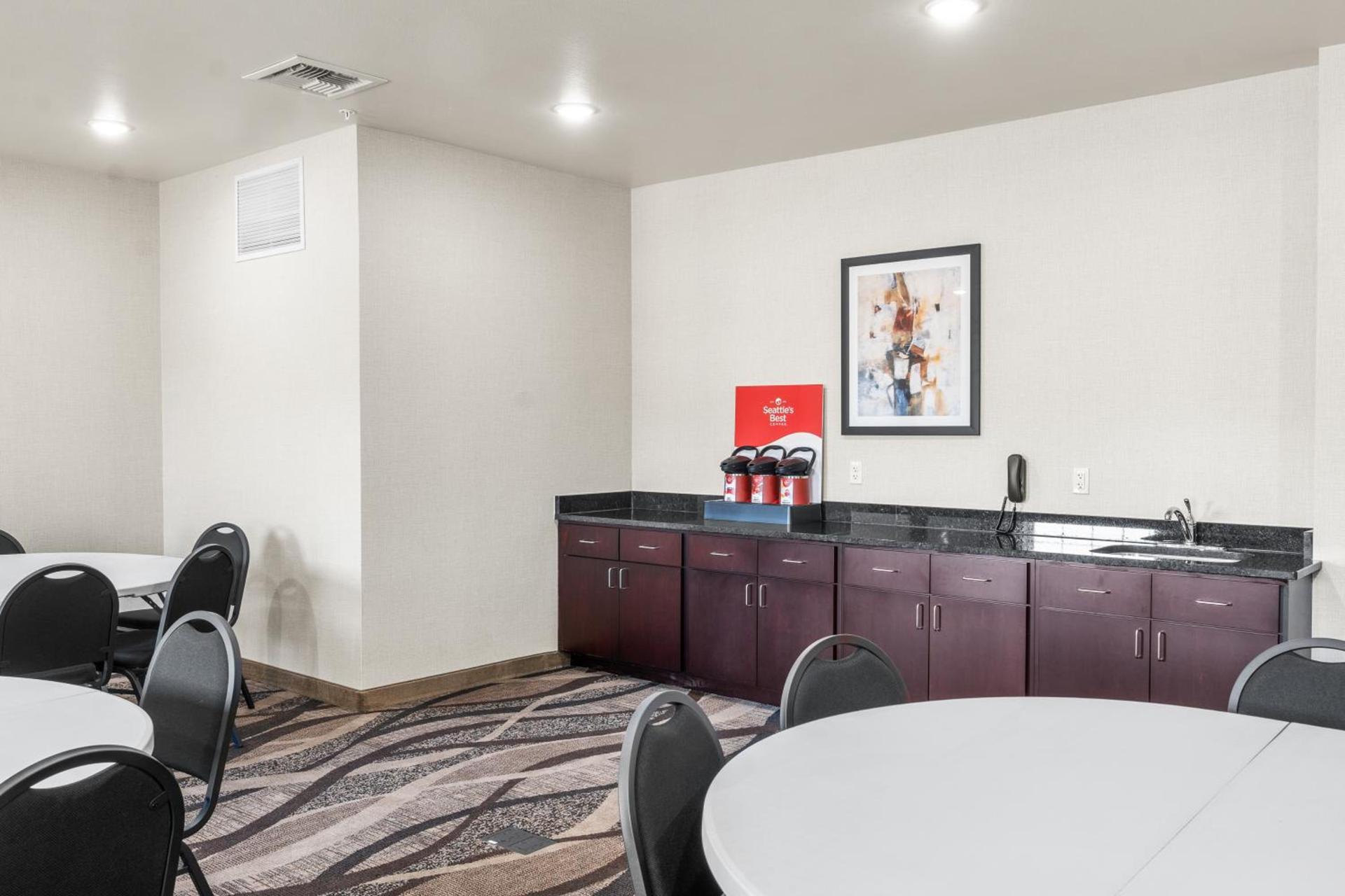 Cobblestone Hotel & Suites Denmark - Green Bay photo 8