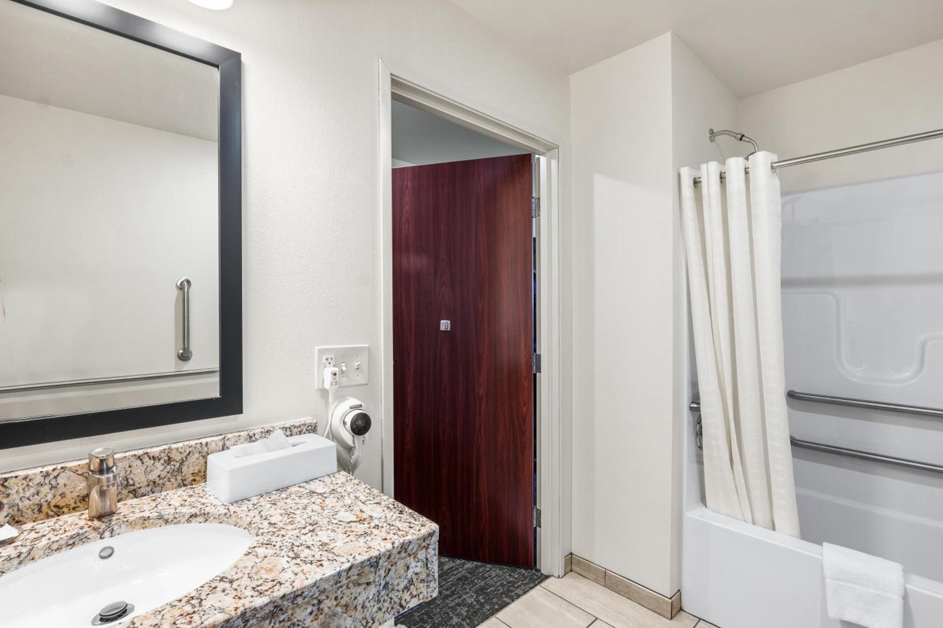 Cobblestone Hotel & Suites Denmark - Green Bay photo 11