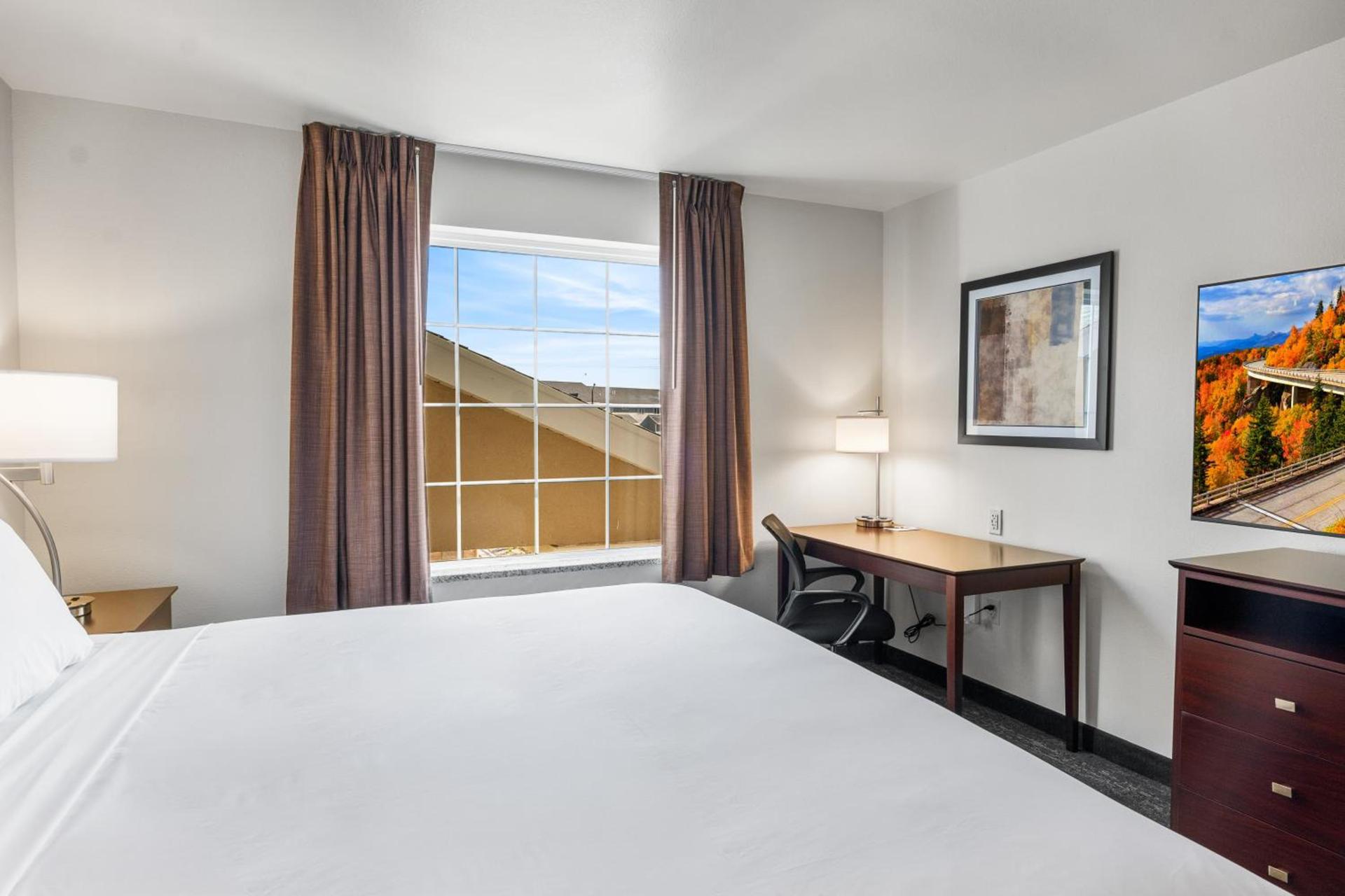 Cobblestone Hotel & Suites Denmark - Green Bay photo 18
