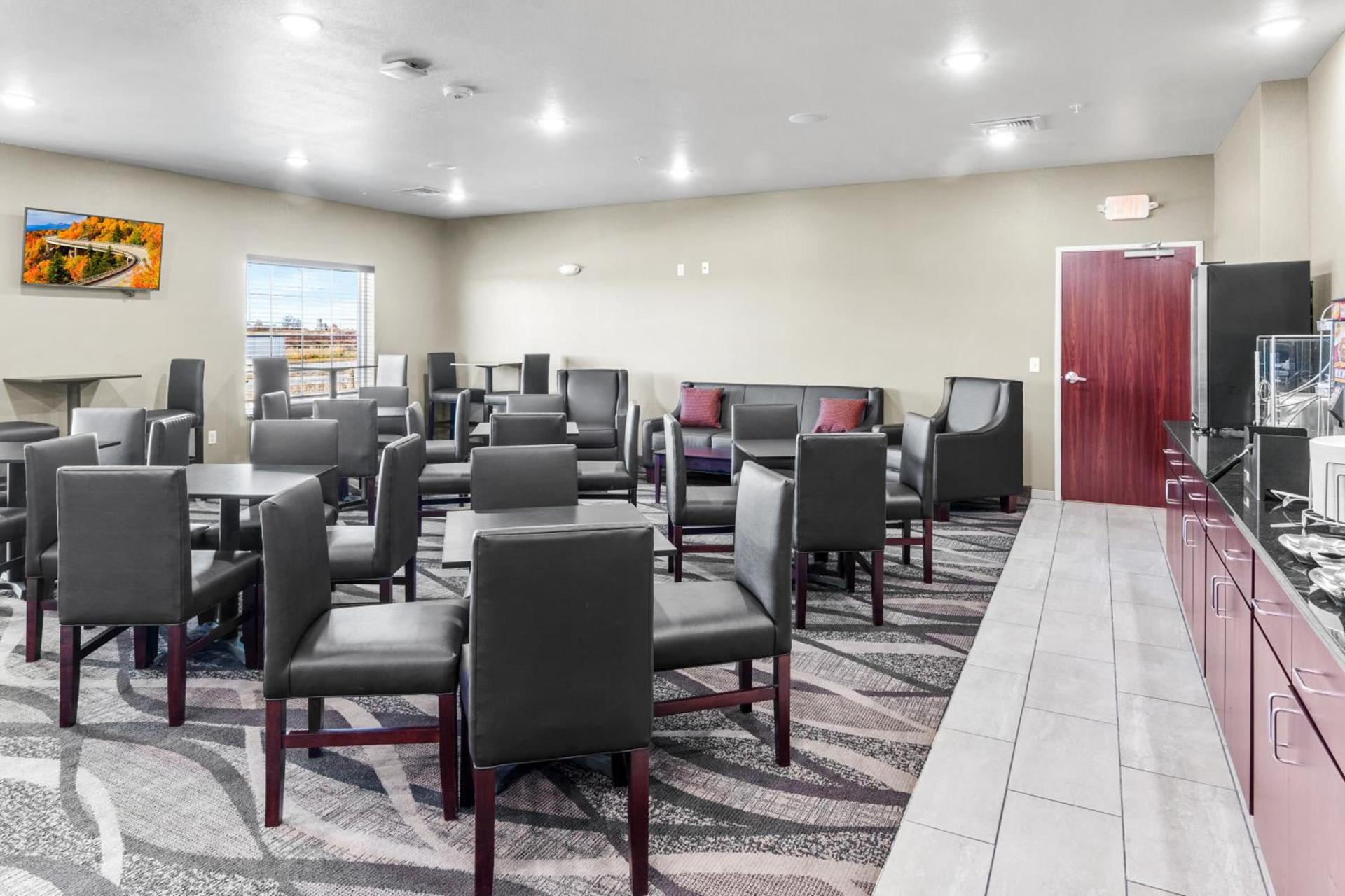 Cobblestone Hotel & Suites Denmark - Green Bay photo 43