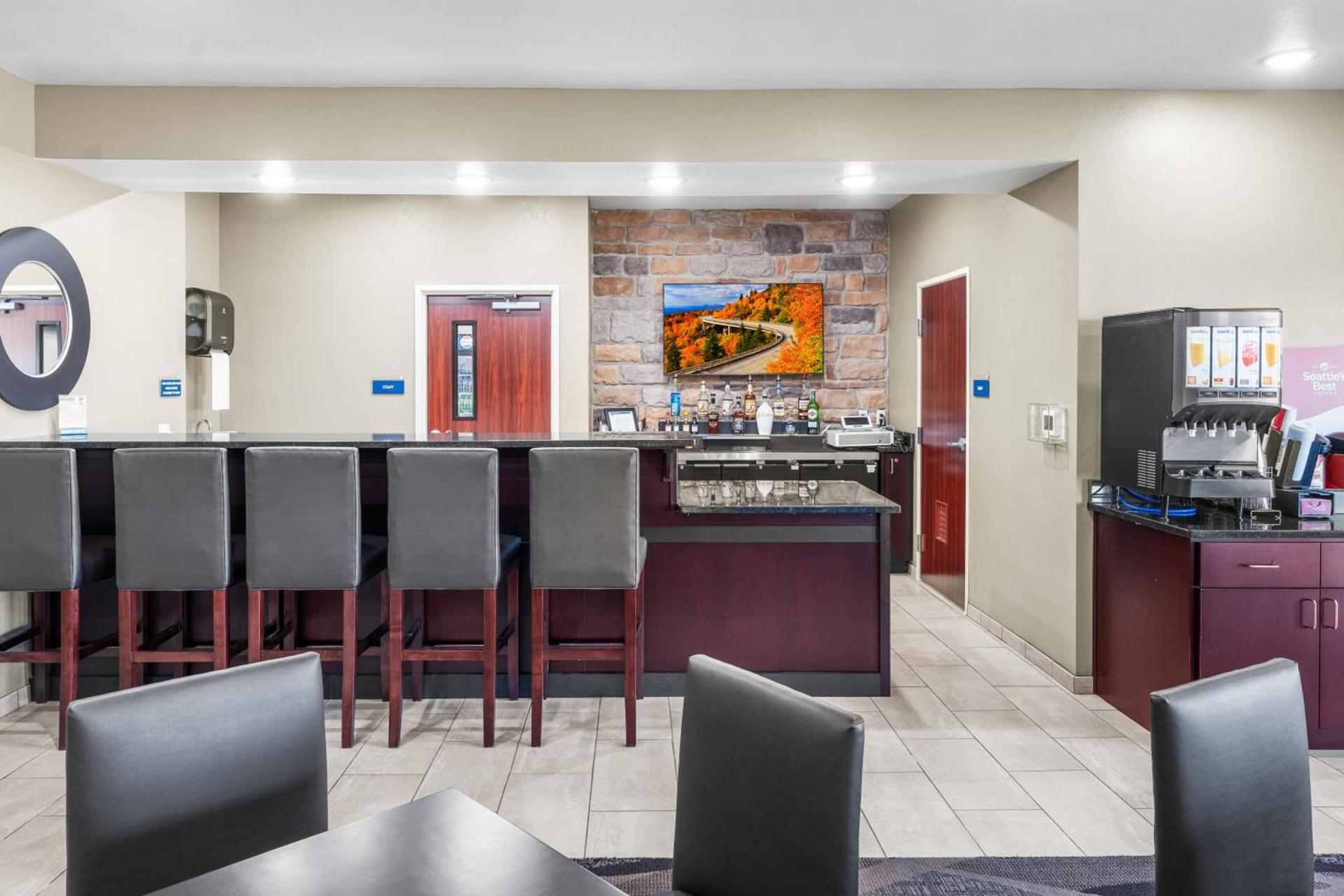 Cobblestone Hotel & Suites Denmark - Green Bay photo 24