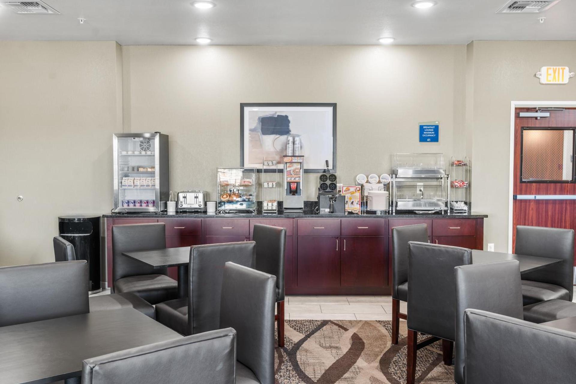 Cobblestone Hotel & Suites Denmark - Green Bay photo 37