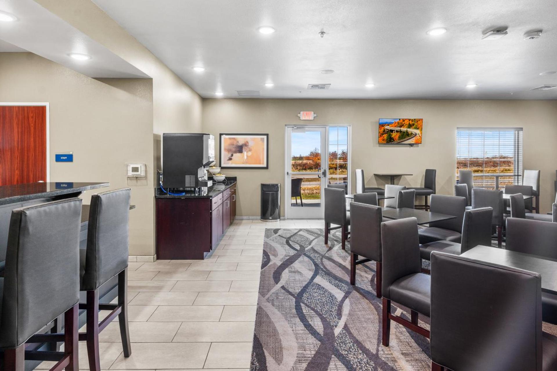 Cobblestone Hotel & Suites Denmark - Green Bay photo 46