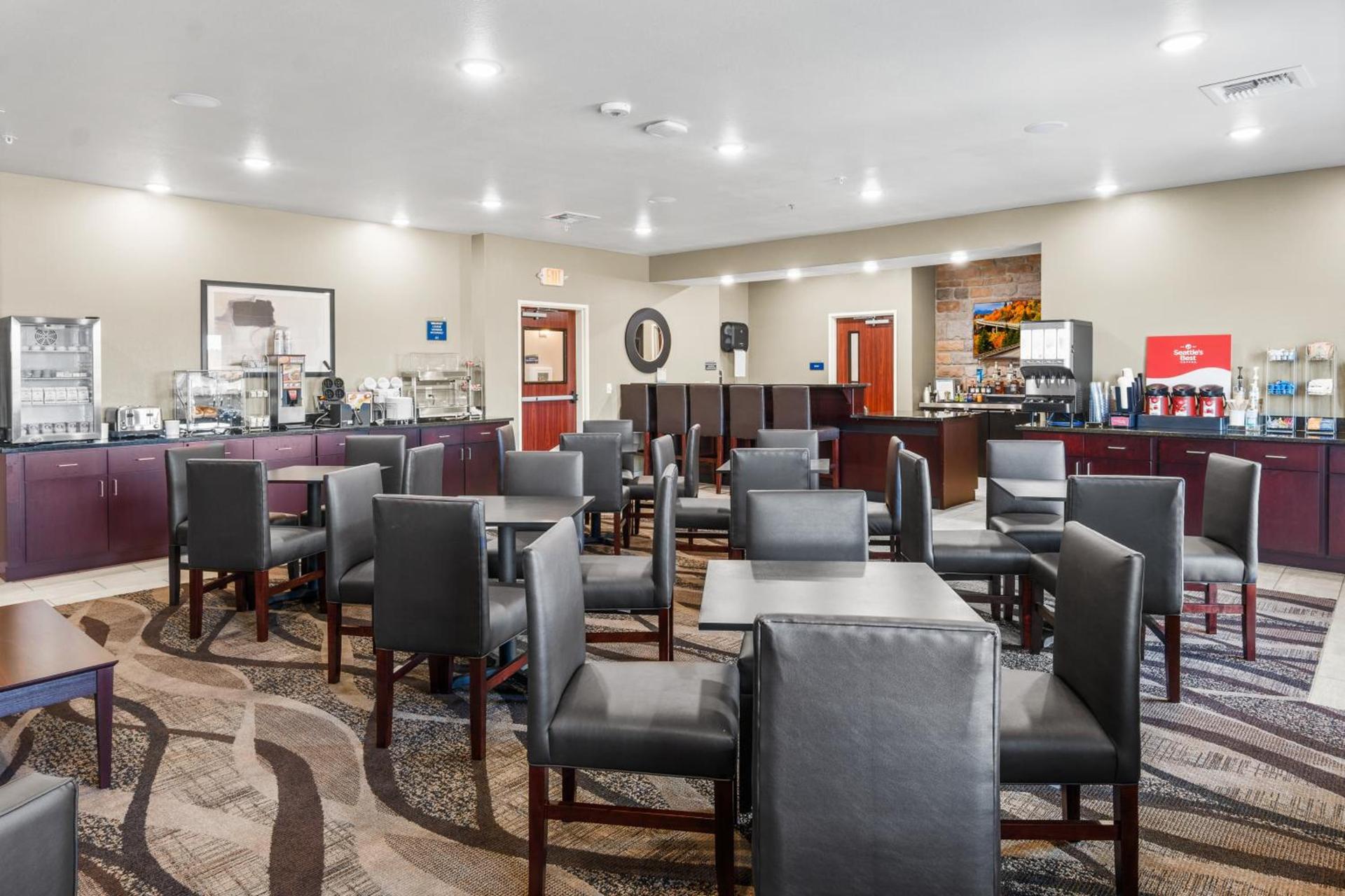 Cobblestone Hotel & Suites Denmark - Green Bay photo 48
