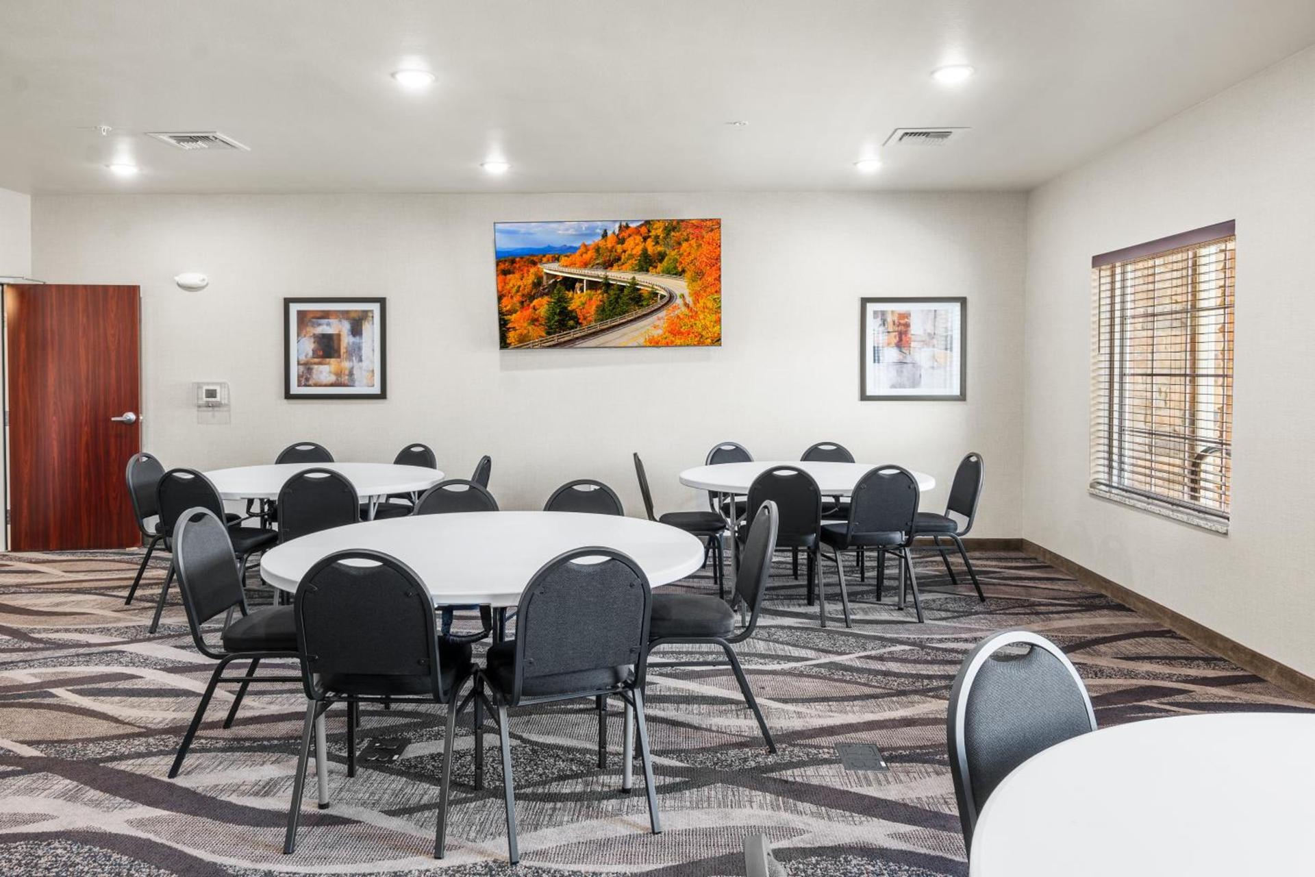 Cobblestone Hotel & Suites Denmark - Green Bay photo 53