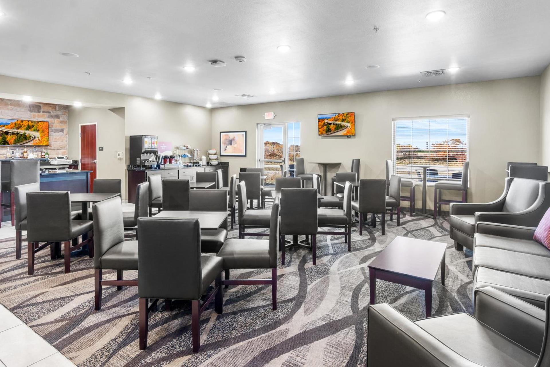 Cobblestone Hotel & Suites Denmark - Green Bay photo 51