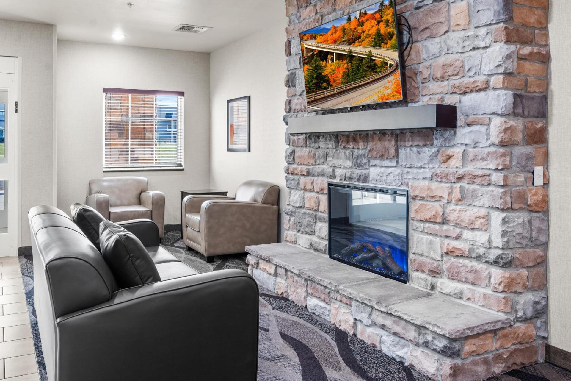 Cobblestone Hotel & Suites Denmark - Green Bay photo 60