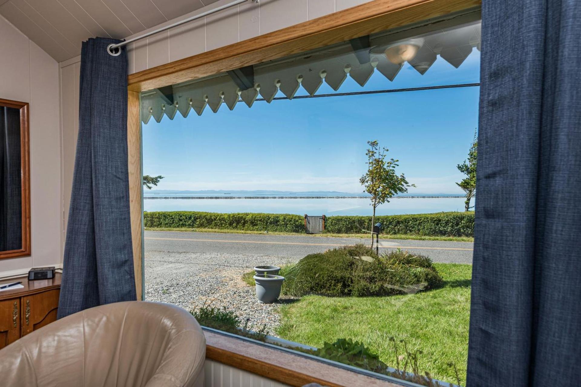 Juan de Fuca Waterfront Hotel & Cottages photo 7