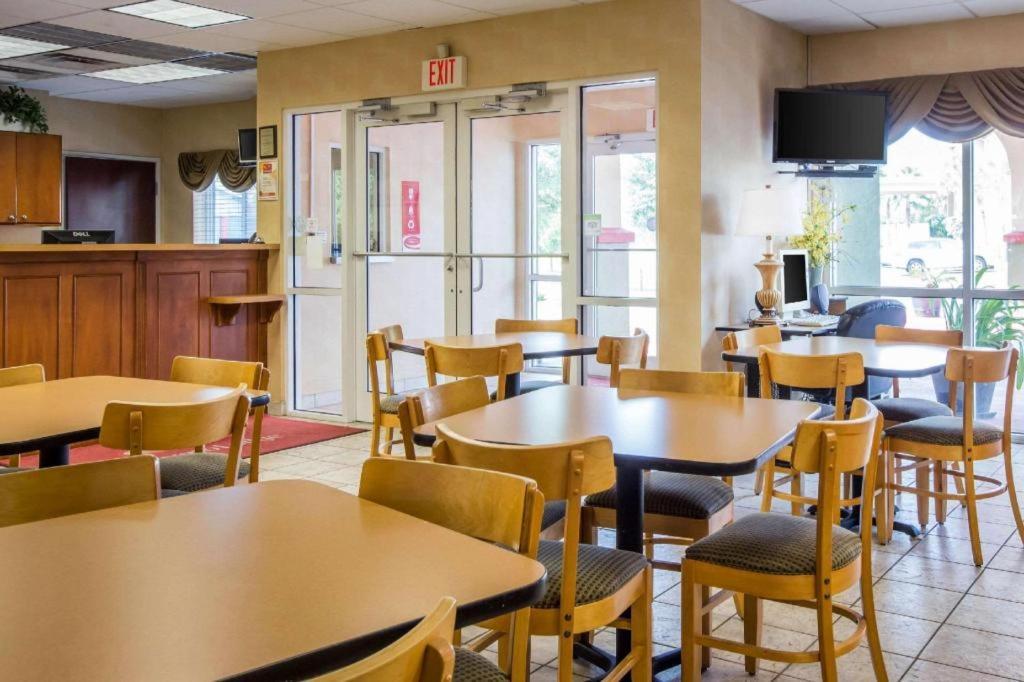 Econo Lodge Valdosta Mall Area photo 8