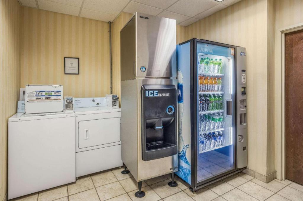 Econo Lodge Valdosta Mall Area photo 11