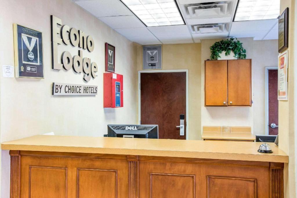 Econo Lodge Valdosta Mall Area photo 13