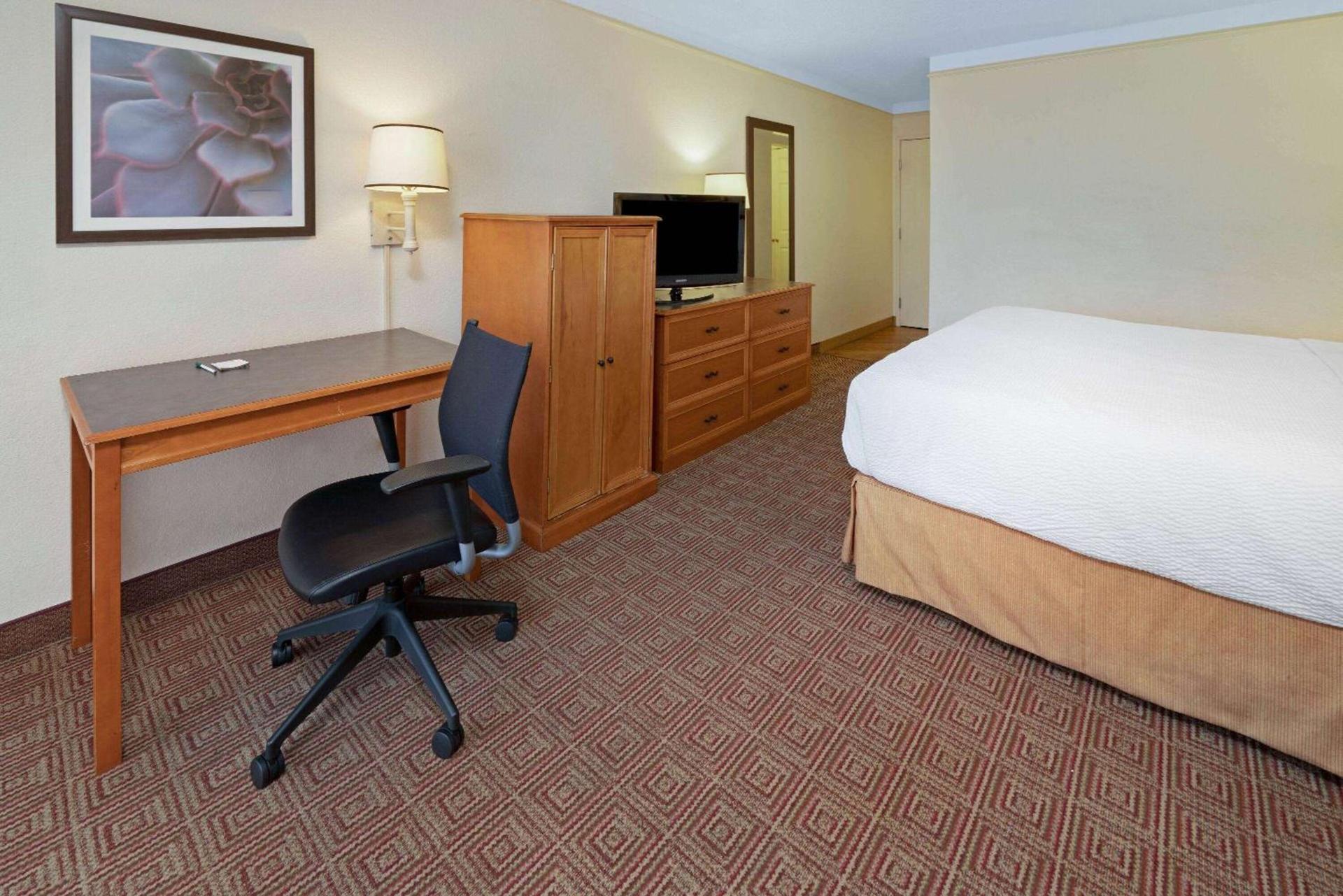 La Quinta by Wyndham Salt Lake City - Layton photo 9