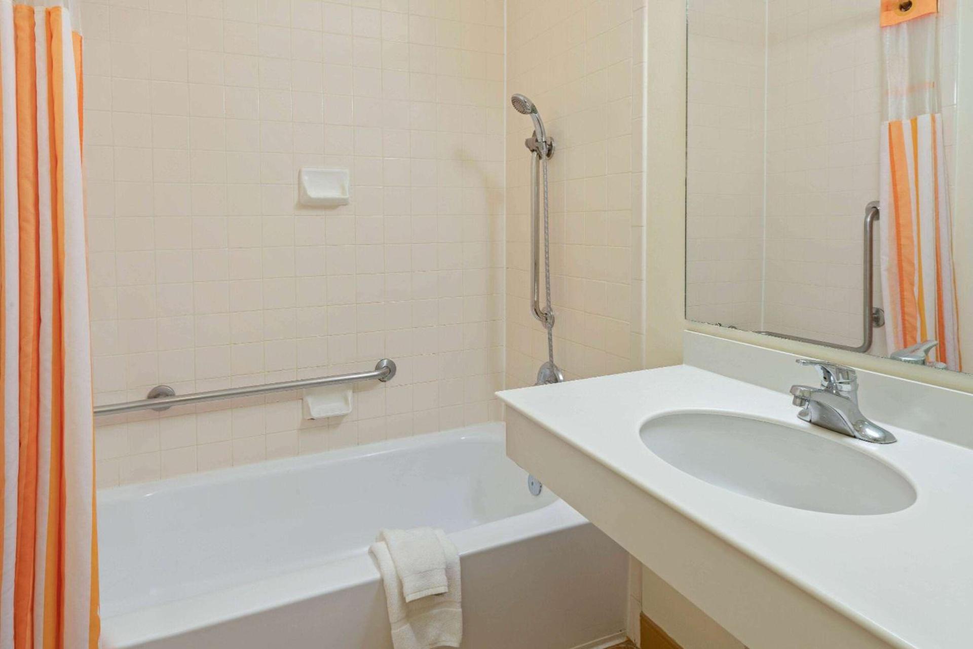 La Quinta by Wyndham Salt Lake City - Layton photo 14
