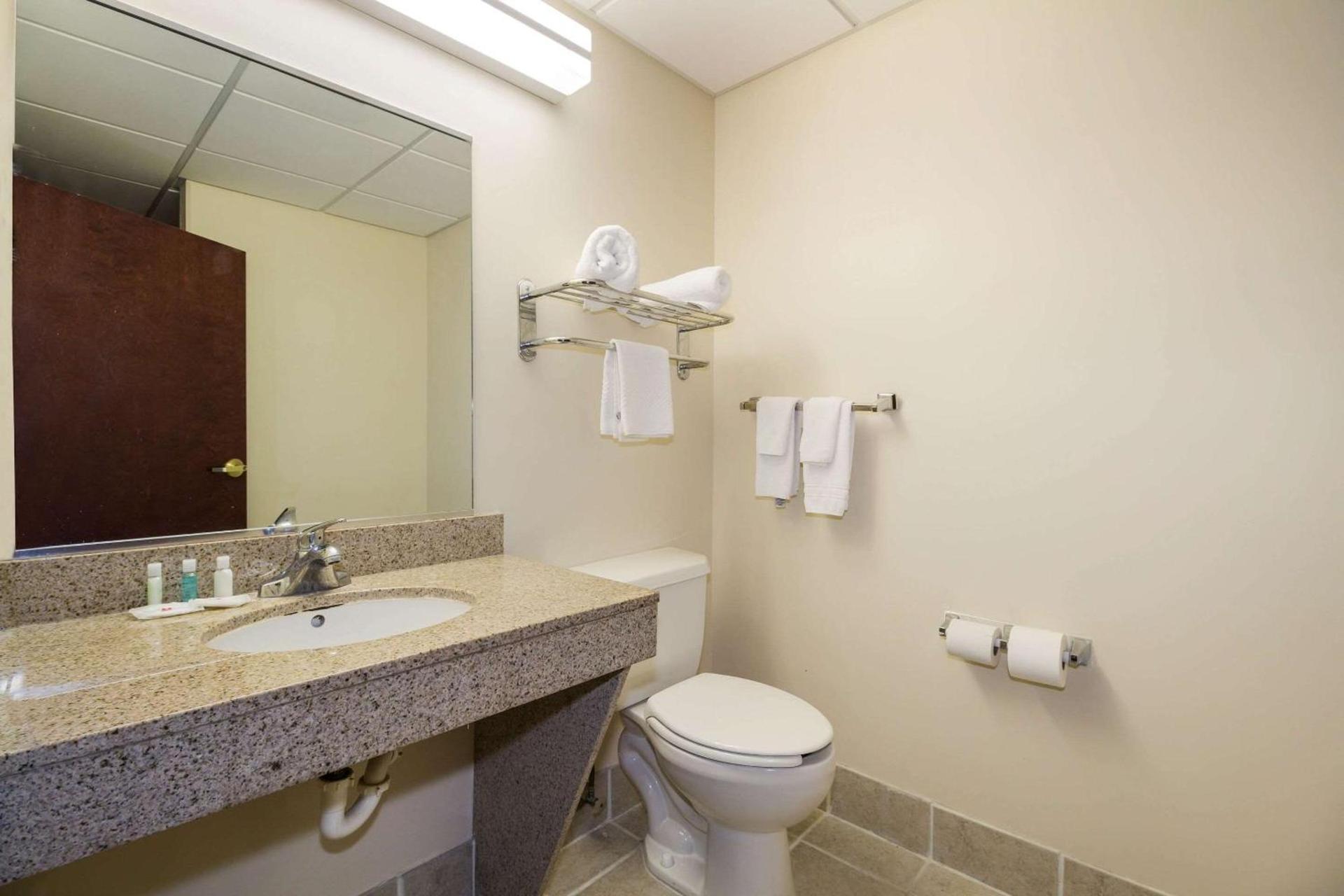 Clarion Pointe Charleston - West Ashley photo 10