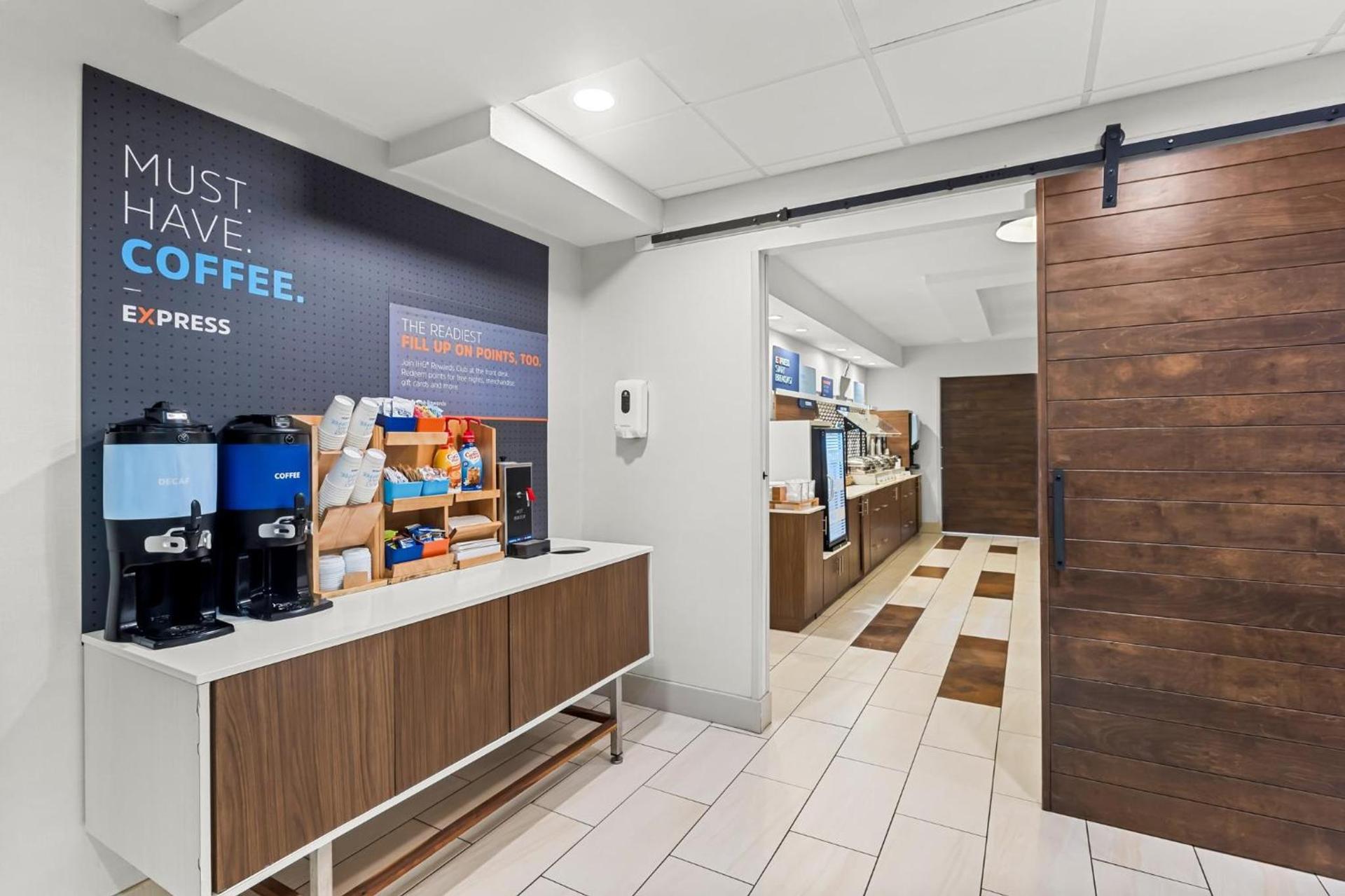 Holiday Inn Express Hotel & Suites Savannah Midtown by IHG photo 84