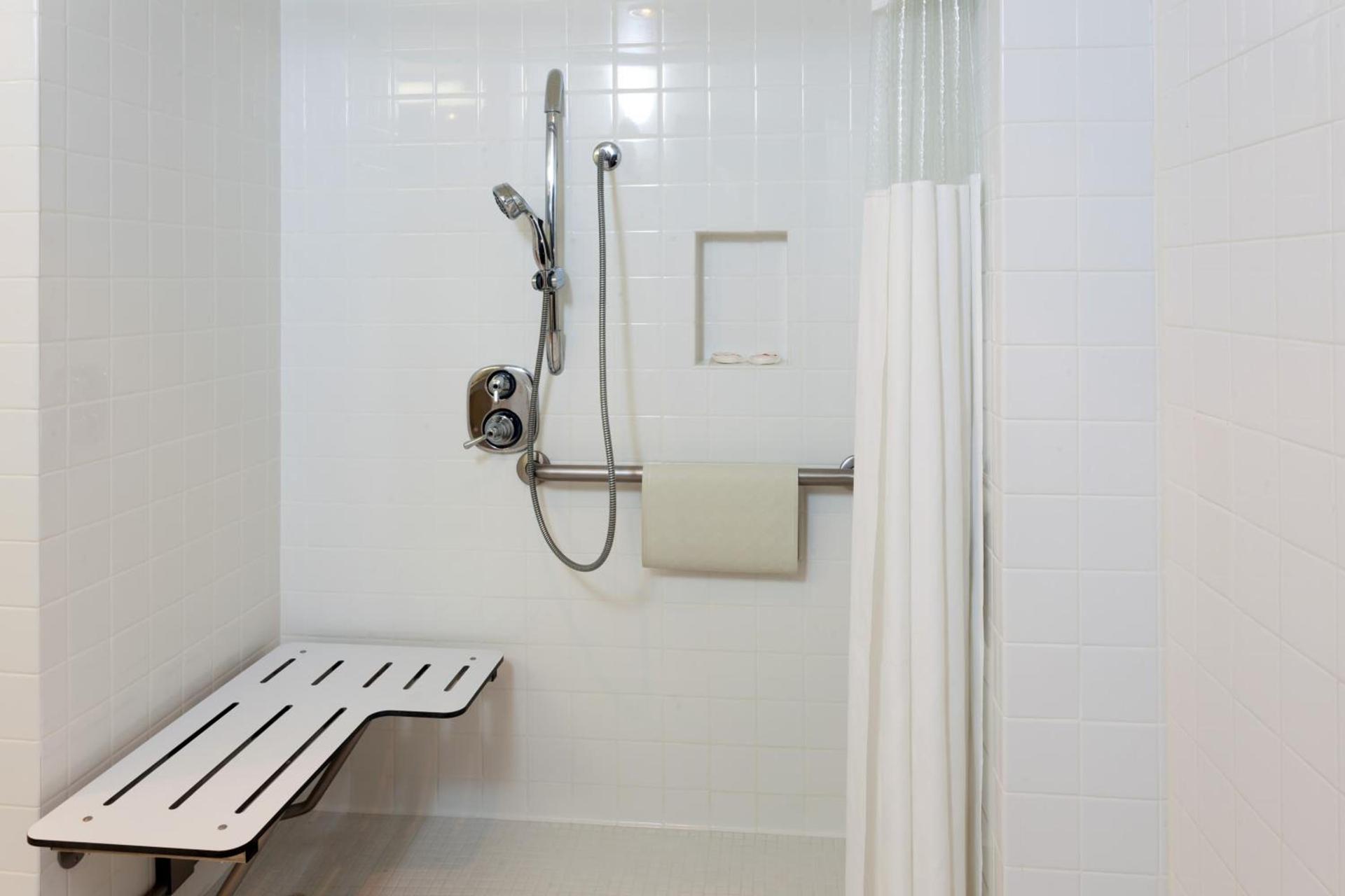 Ramada Plaza by Wyndham West Hollywood Hotel & Suites photo 19