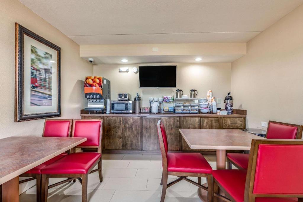 Rodeway Inn & Suites photo 8