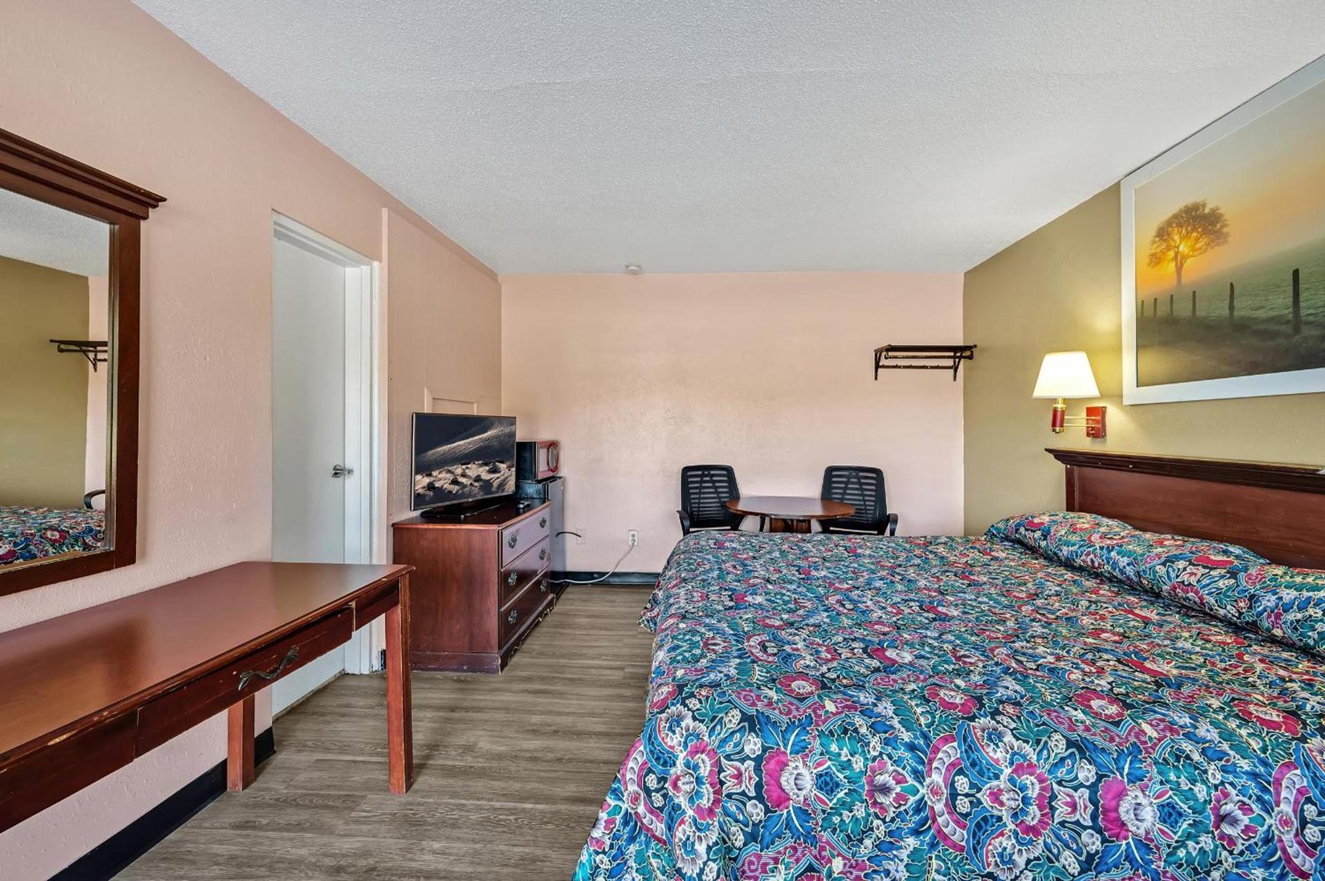 TRAVELER'S INN photo 26