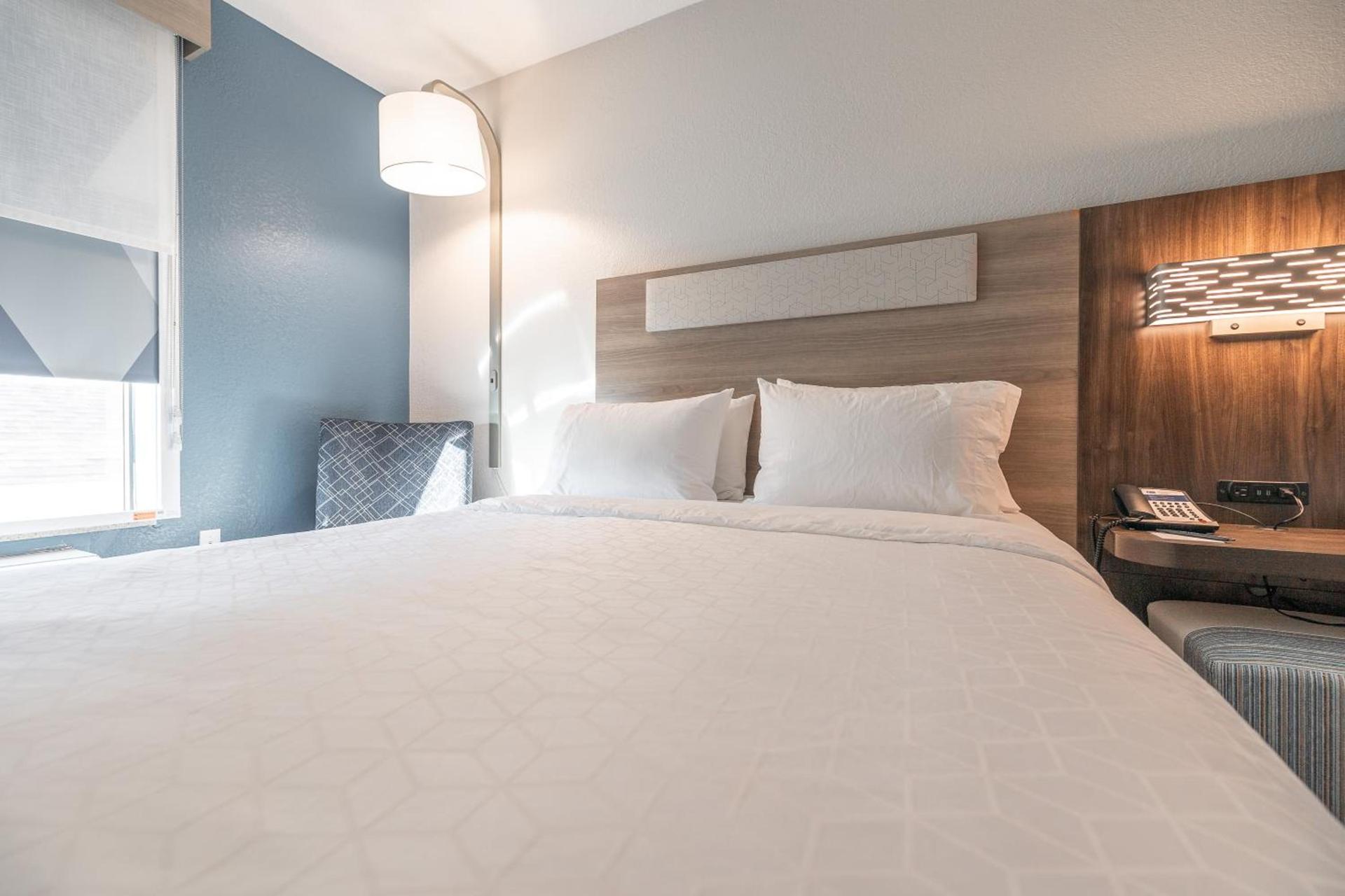 Holiday Inn Express Hotel and Suites Saint Robert by IHG photo 20