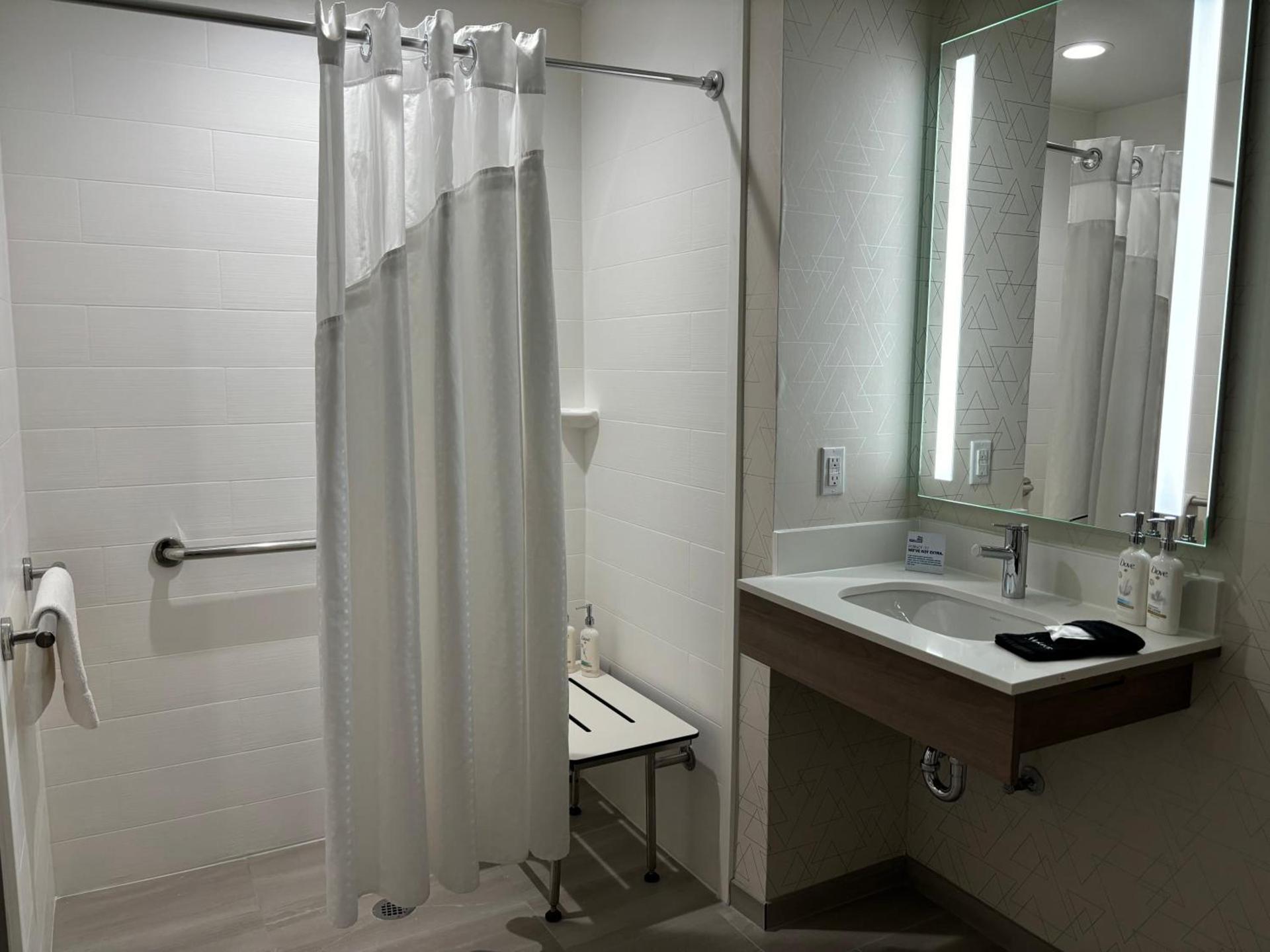 Holiday Inn Express Hotel and Suites Saint Robert by IHG photo 22
