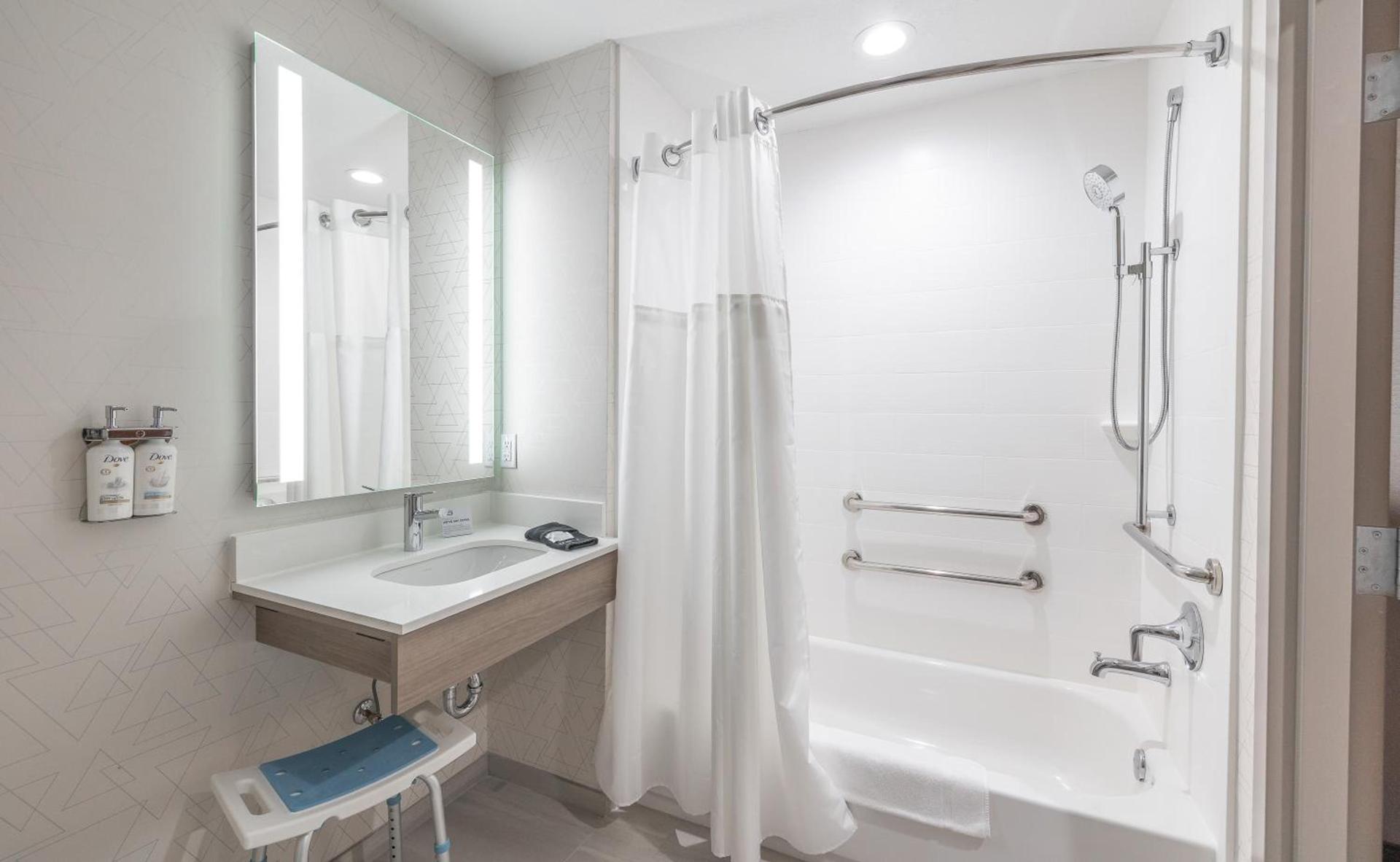 Holiday Inn Express Hotel and Suites Saint Robert by IHG photo 27
