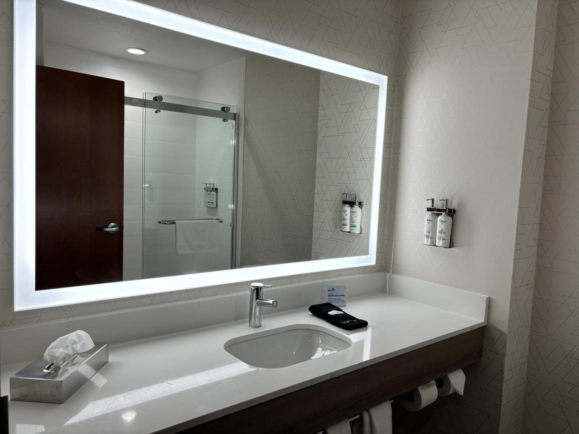 Holiday Inn Express Hotel and Suites Saint Robert by IHG photo 31