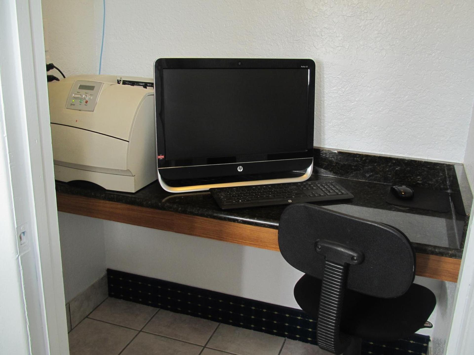 Super 8 by Wyndham Dumas TX photo 21