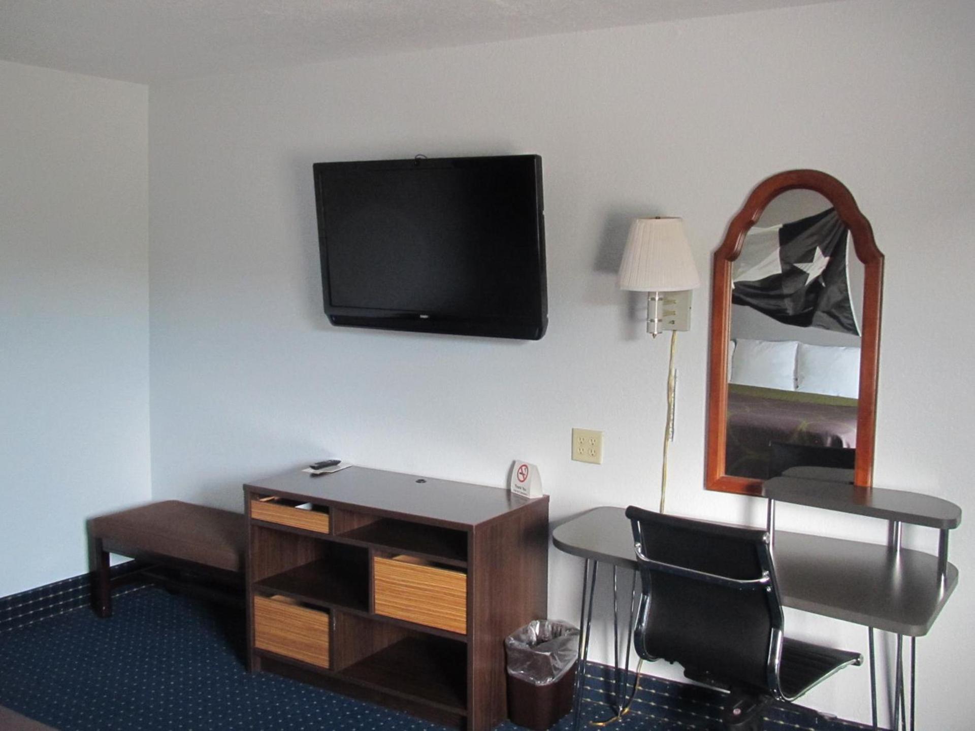 Super 8 by Wyndham Dumas TX photo 26