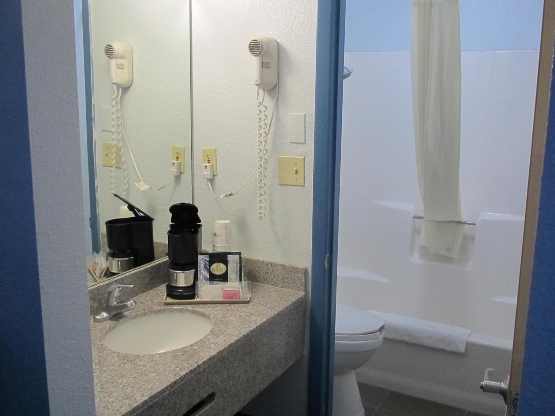 Super 8 by Wyndham Dumas TX photo 28