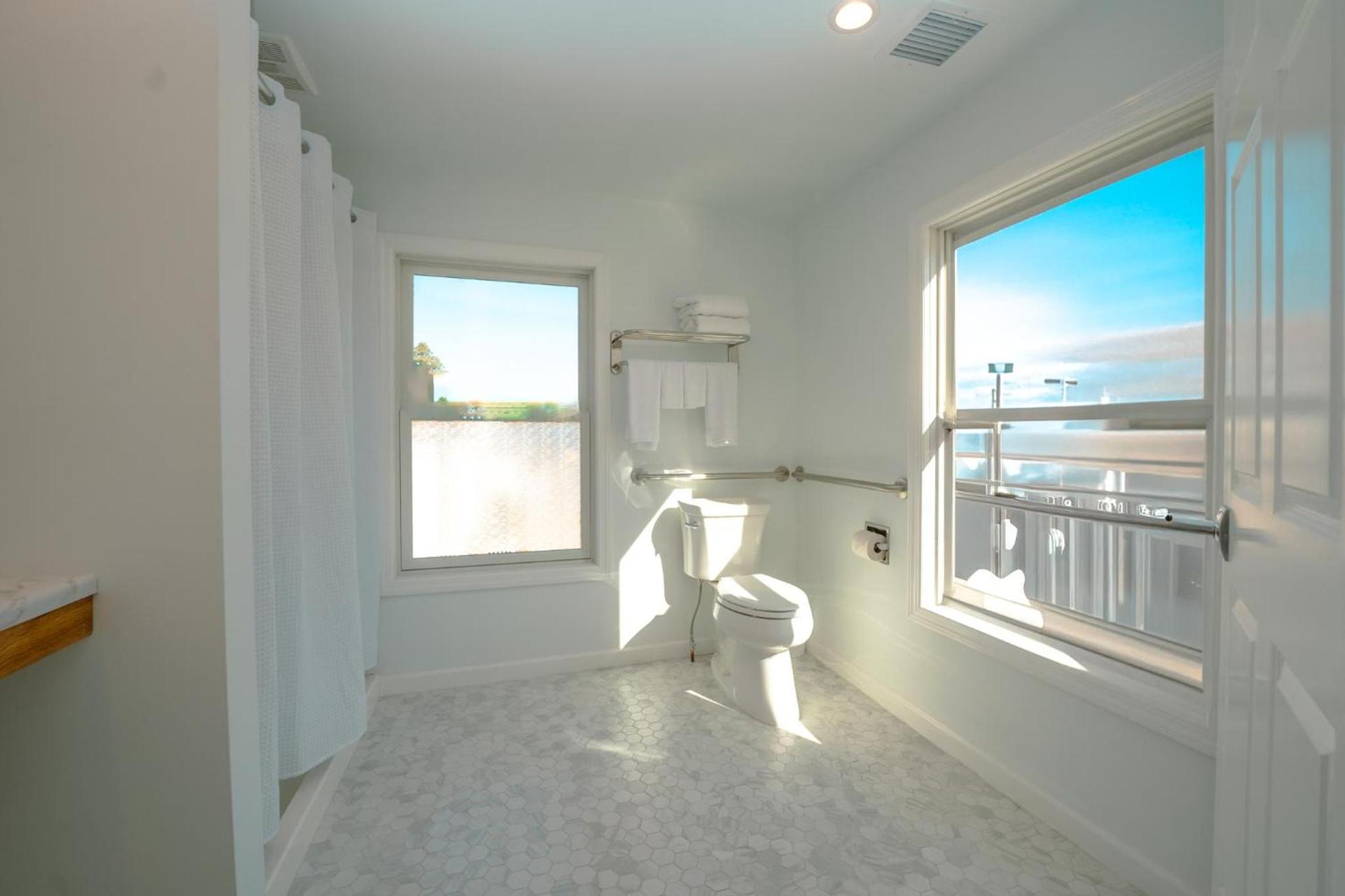 Hampton Bays Hotel On Main photo 19
