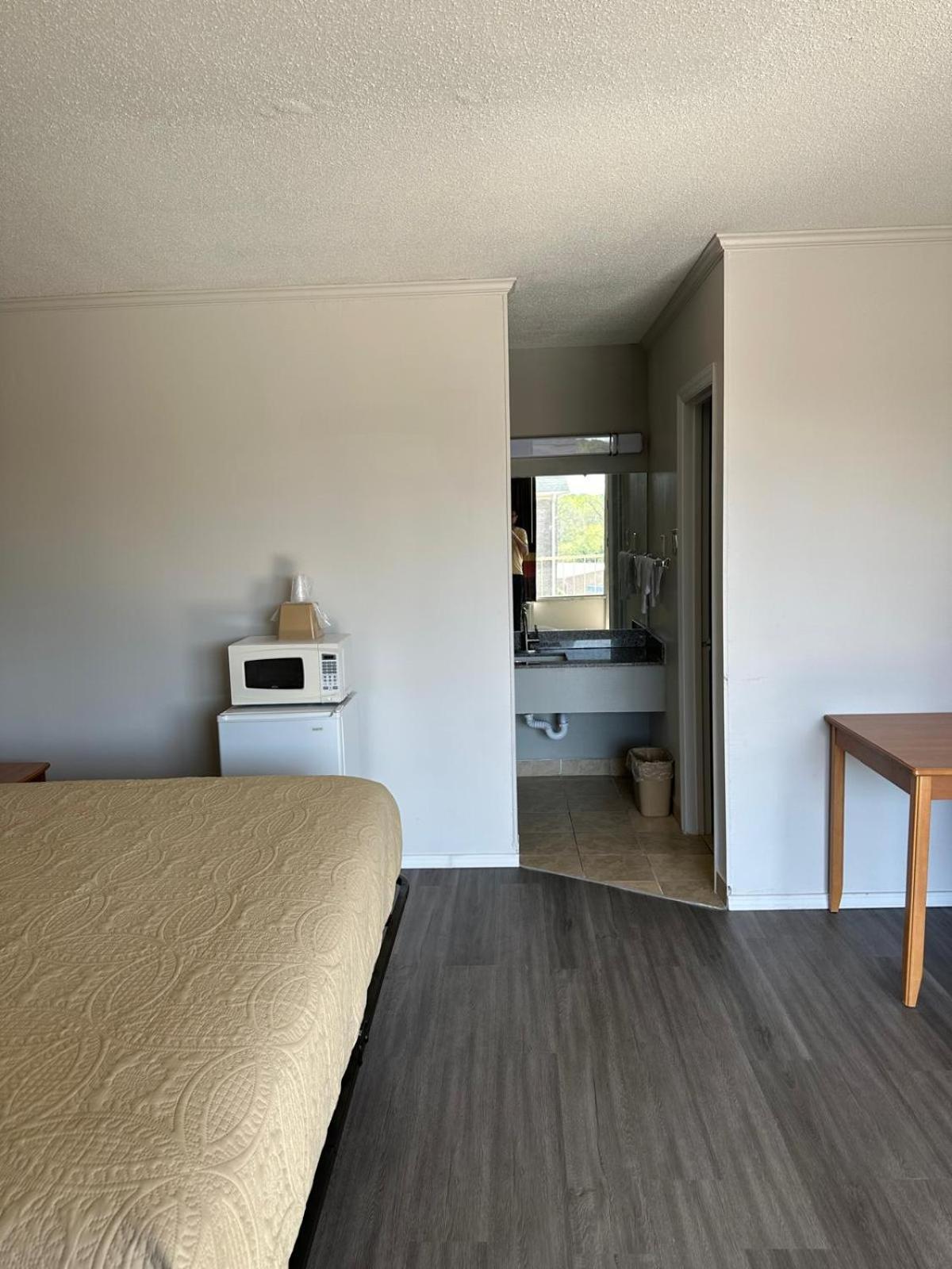 Budgetel Inn & Suites photo 6