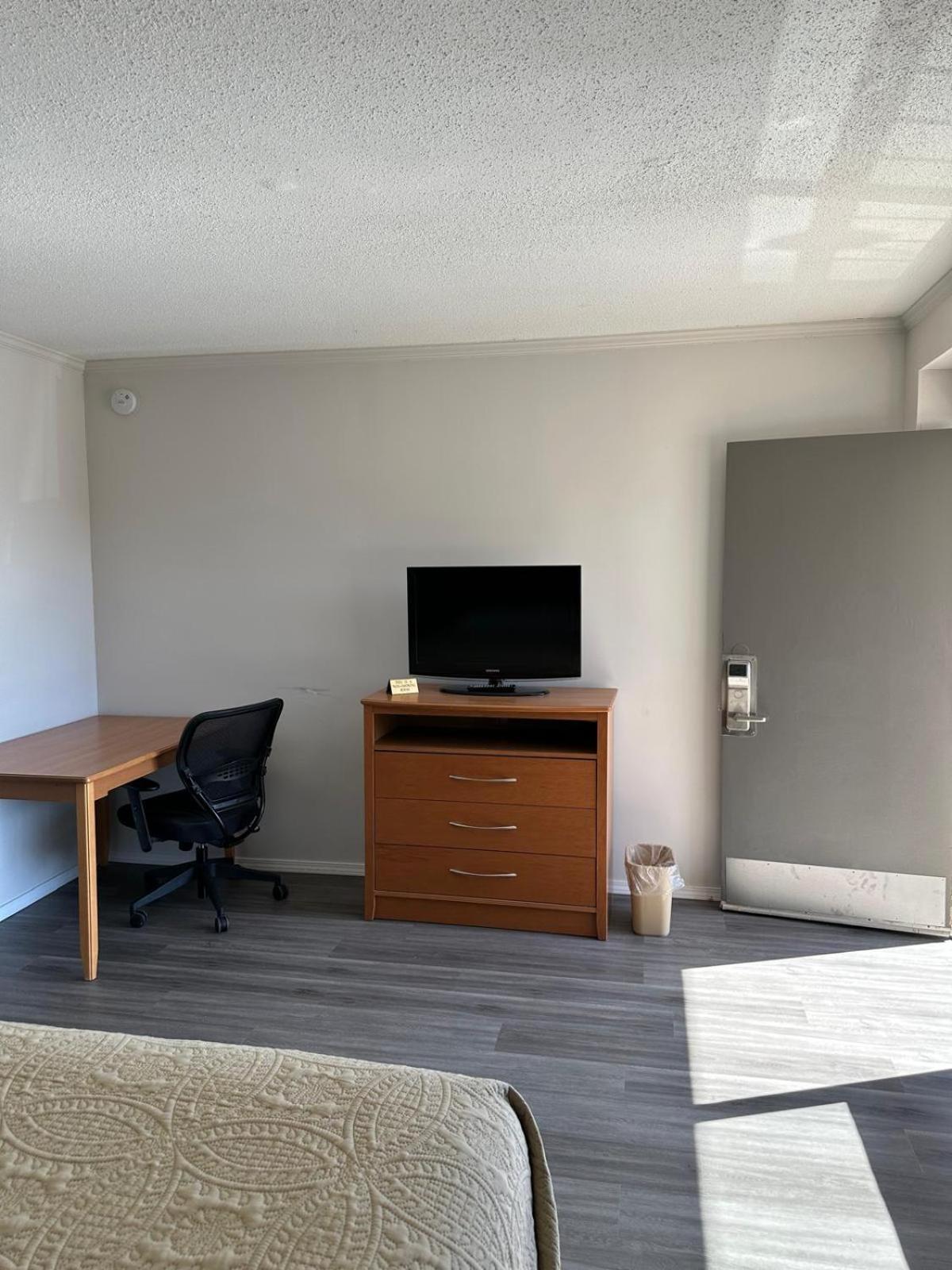 Budgetel Inn & Suites photo 7