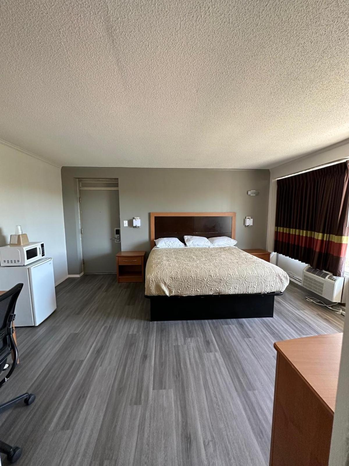 Budgetel Inn & Suites photo 9