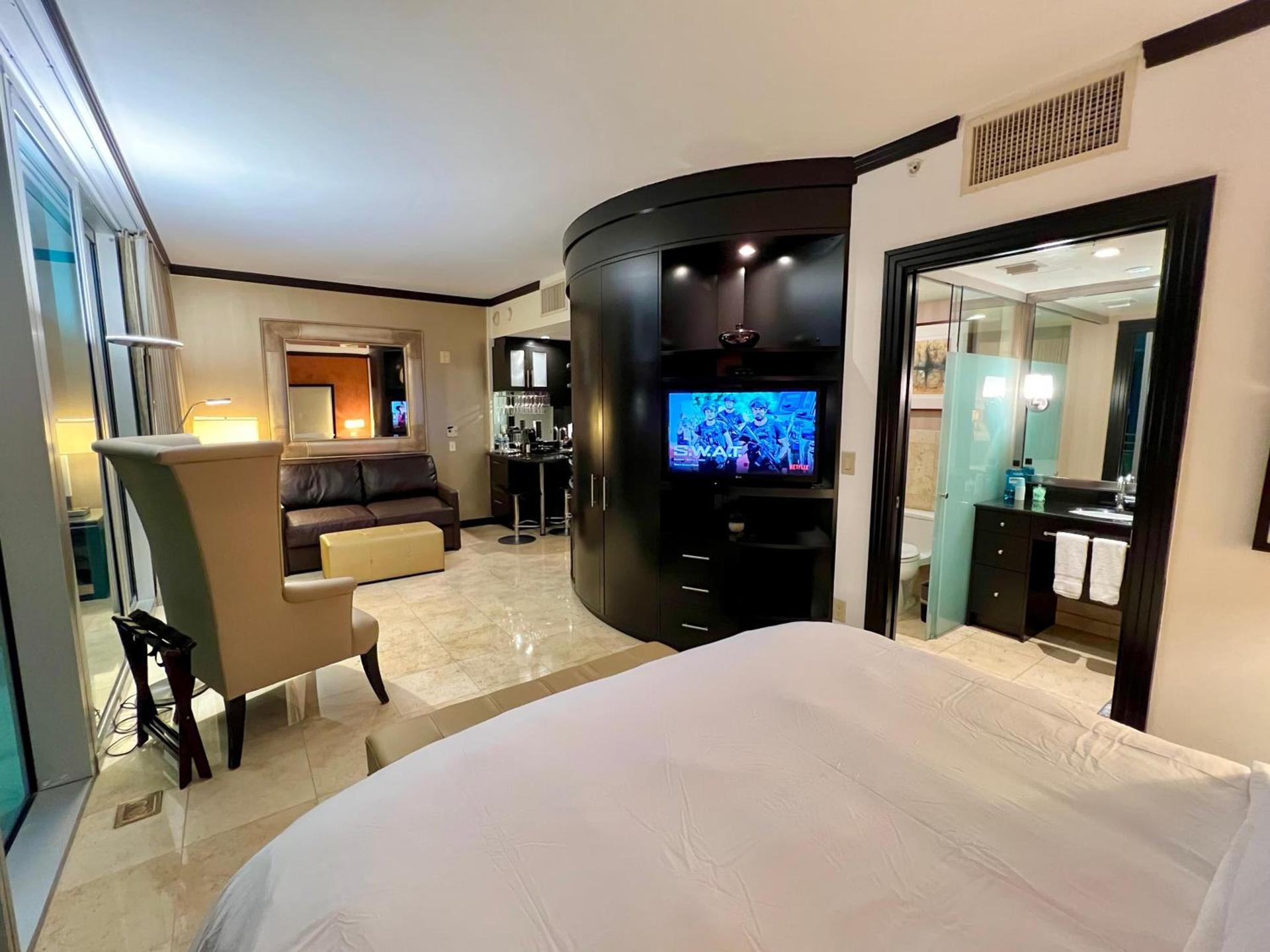Boutique Suites 3 min walk to beach photo 92