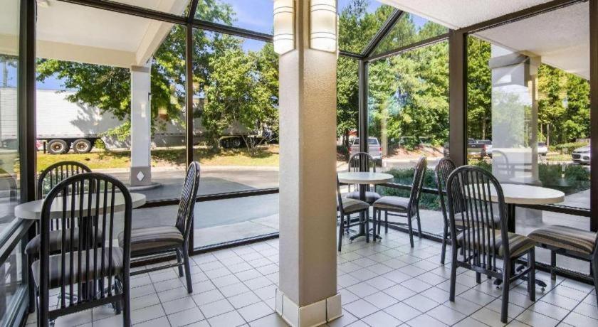 Econo Lodge South photo 15