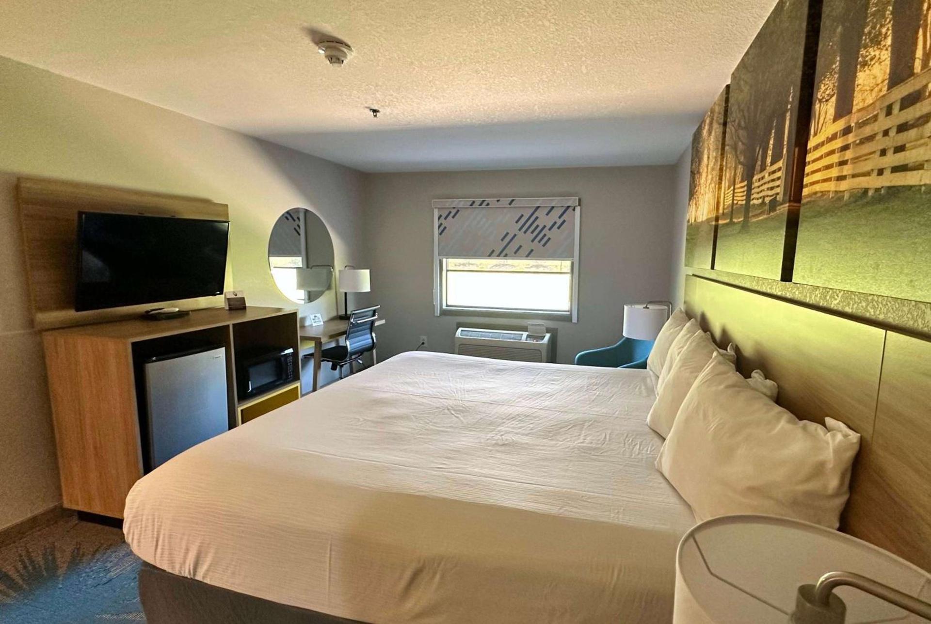 Days Inn & Suites by Wyndham Wynne photo 5