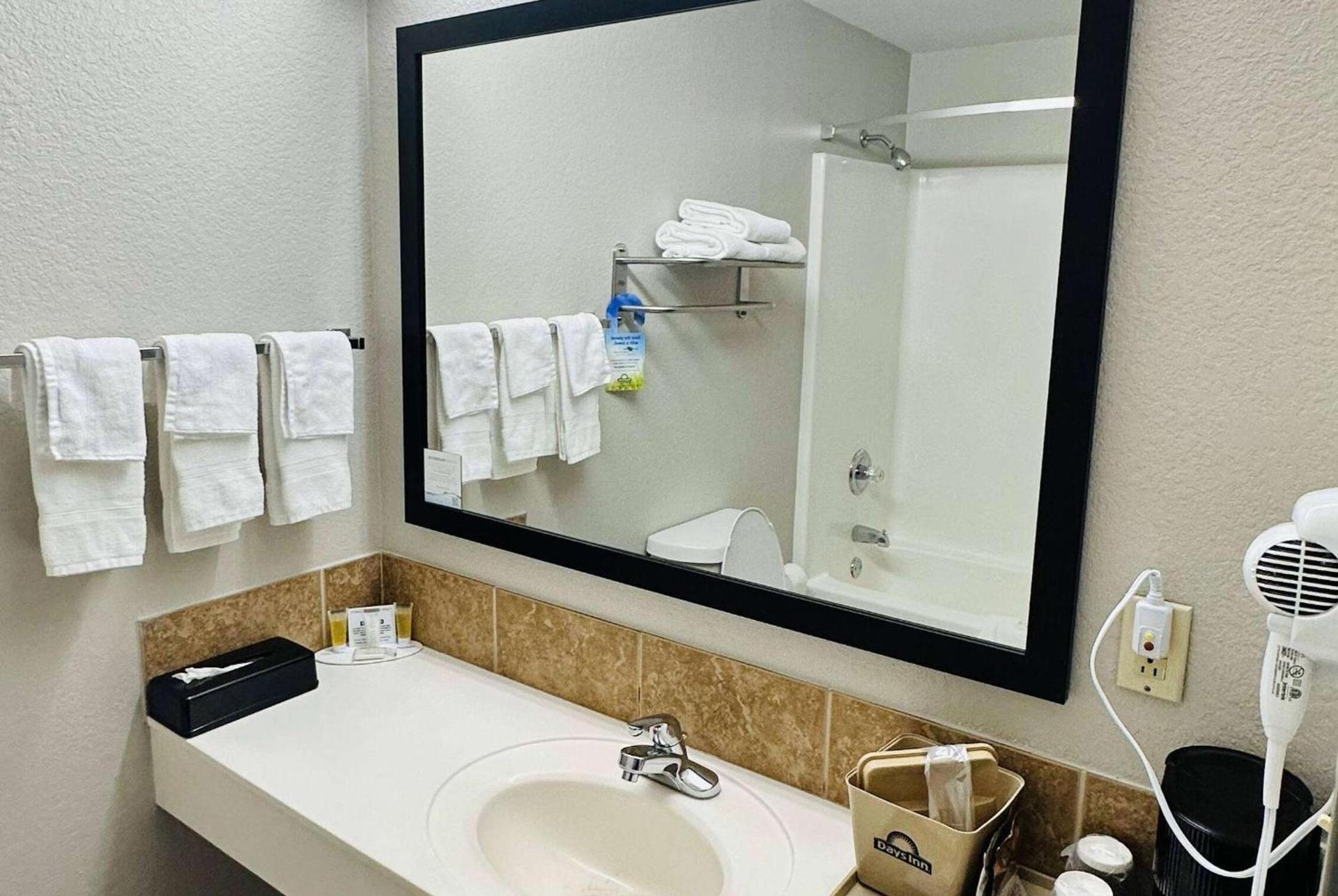 Days Inn & Suites by Wyndham Wynne photo 7