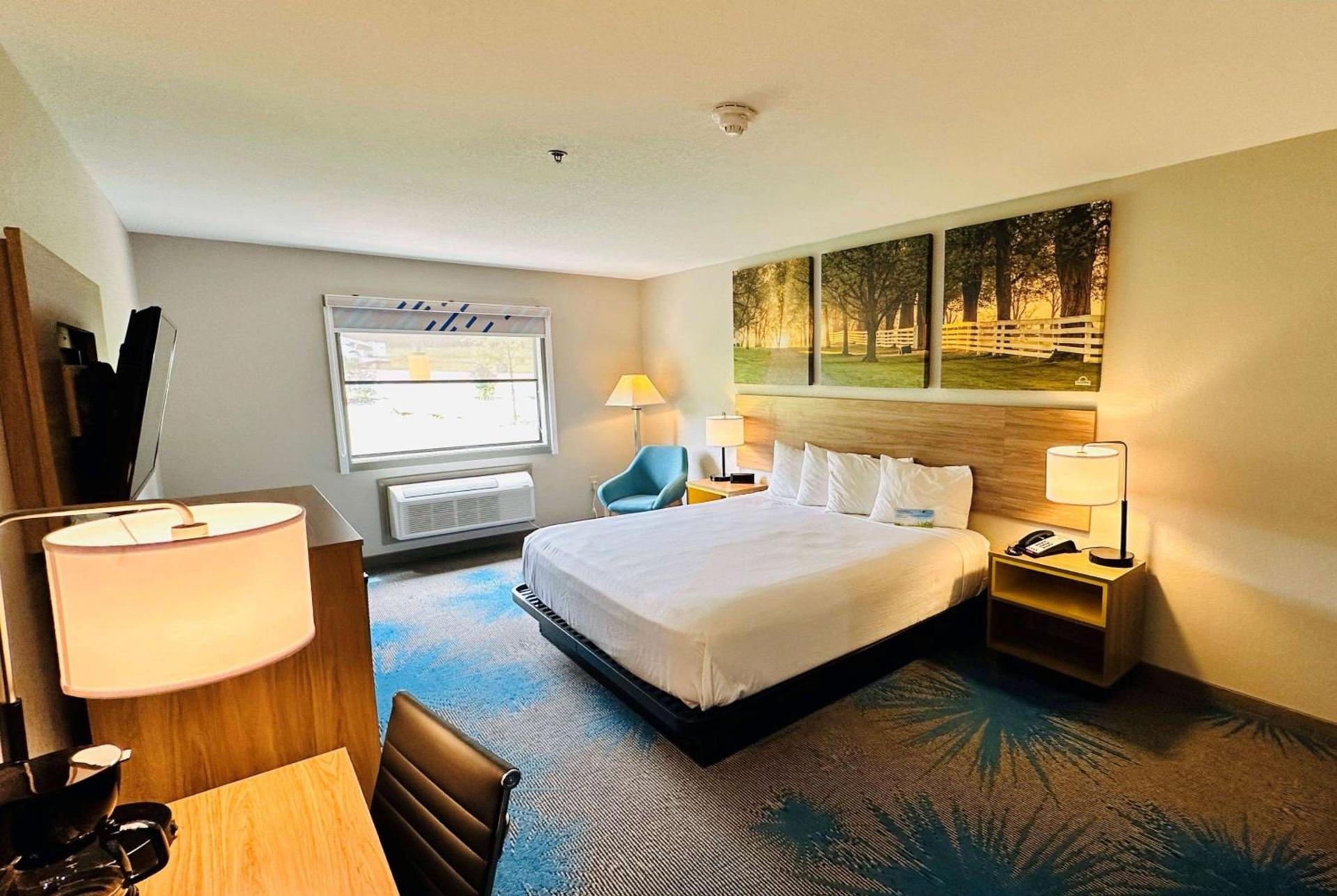 Days Inn & Suites by Wyndham Wynne photo 4