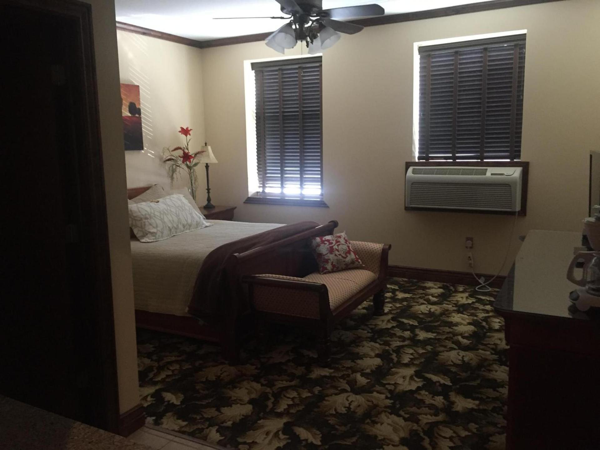 Caldwell Messenger Suites photo 20