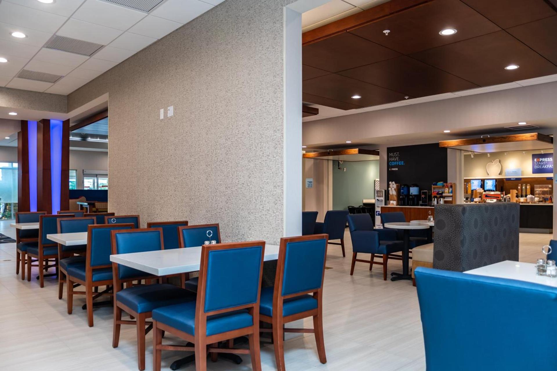 Holiday Inn Express & Suites Orlando- Lake Buena Vista by IHG photo 41